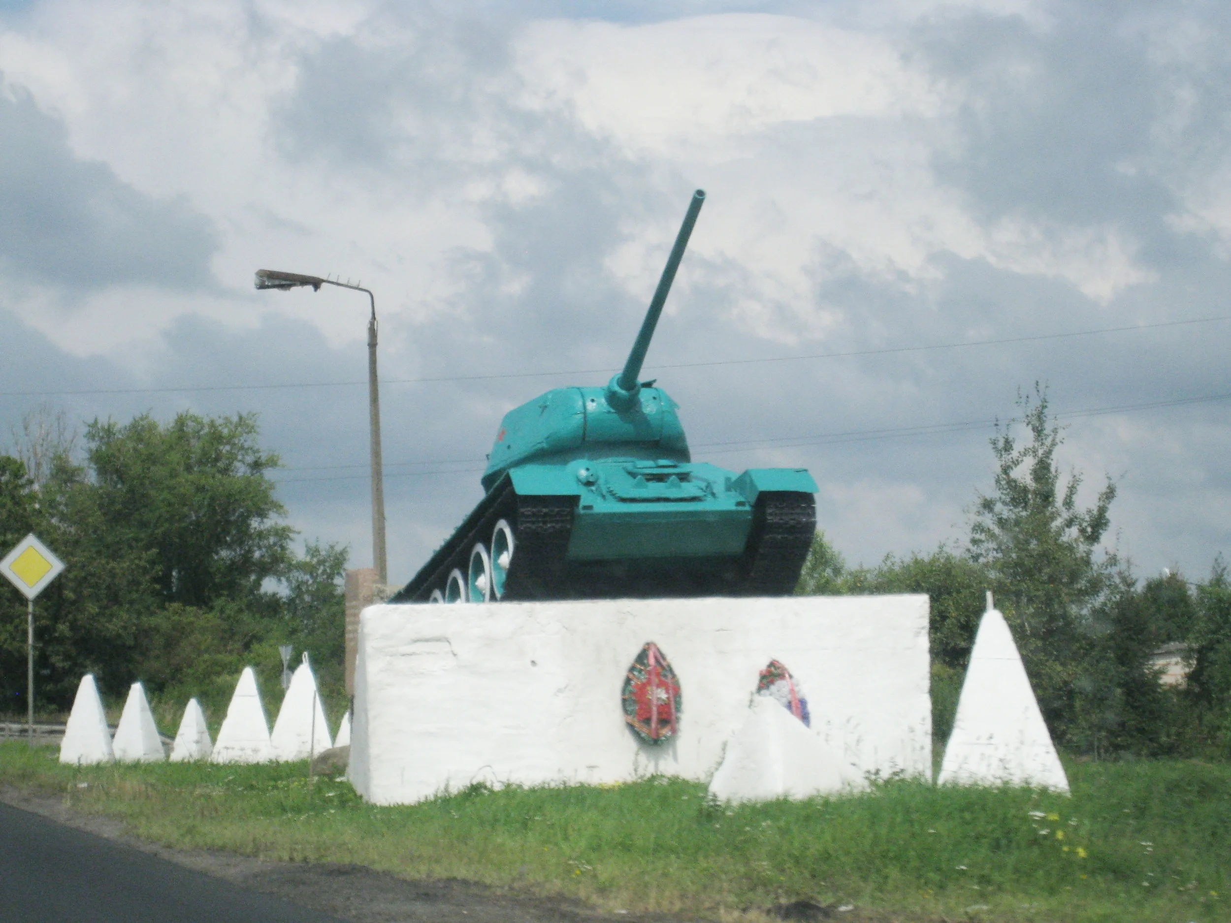  Novogorod--On way back to St. Petersburg--Memorial along roadside--Tank 