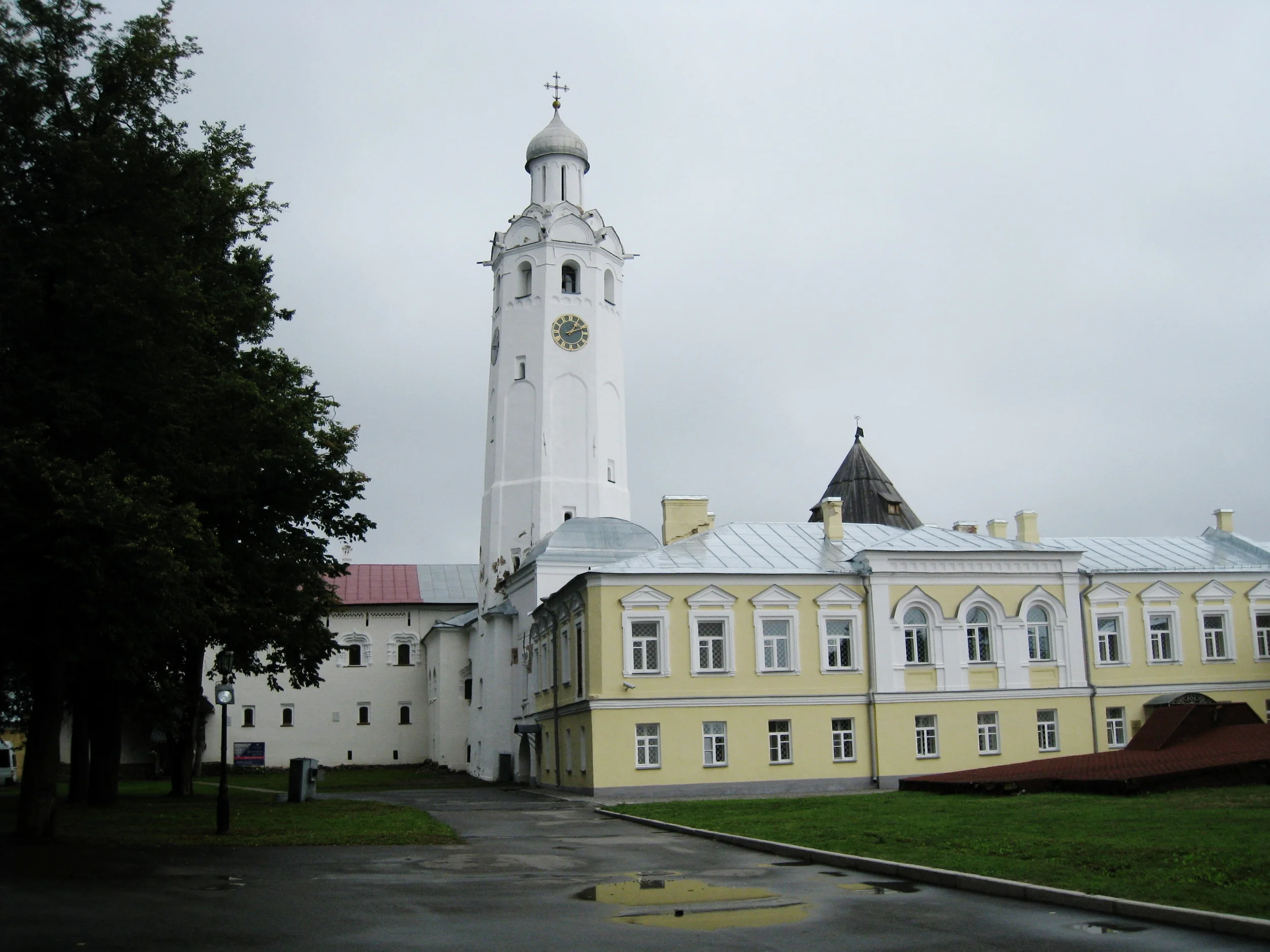  Novogorod--Inside kremlin--Clock tower 