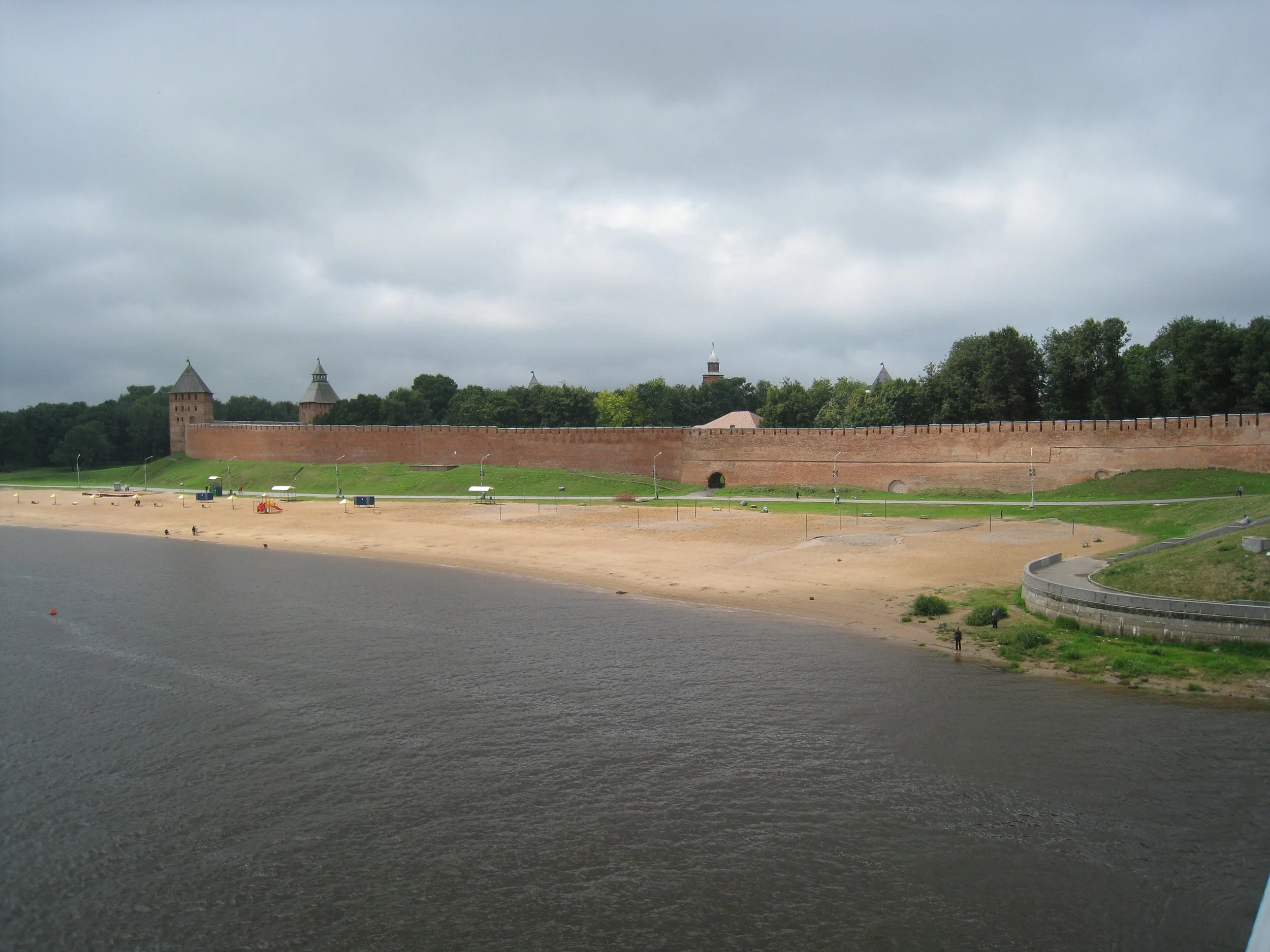  Novogorod--Kremlin wall and Wolha River and beach 