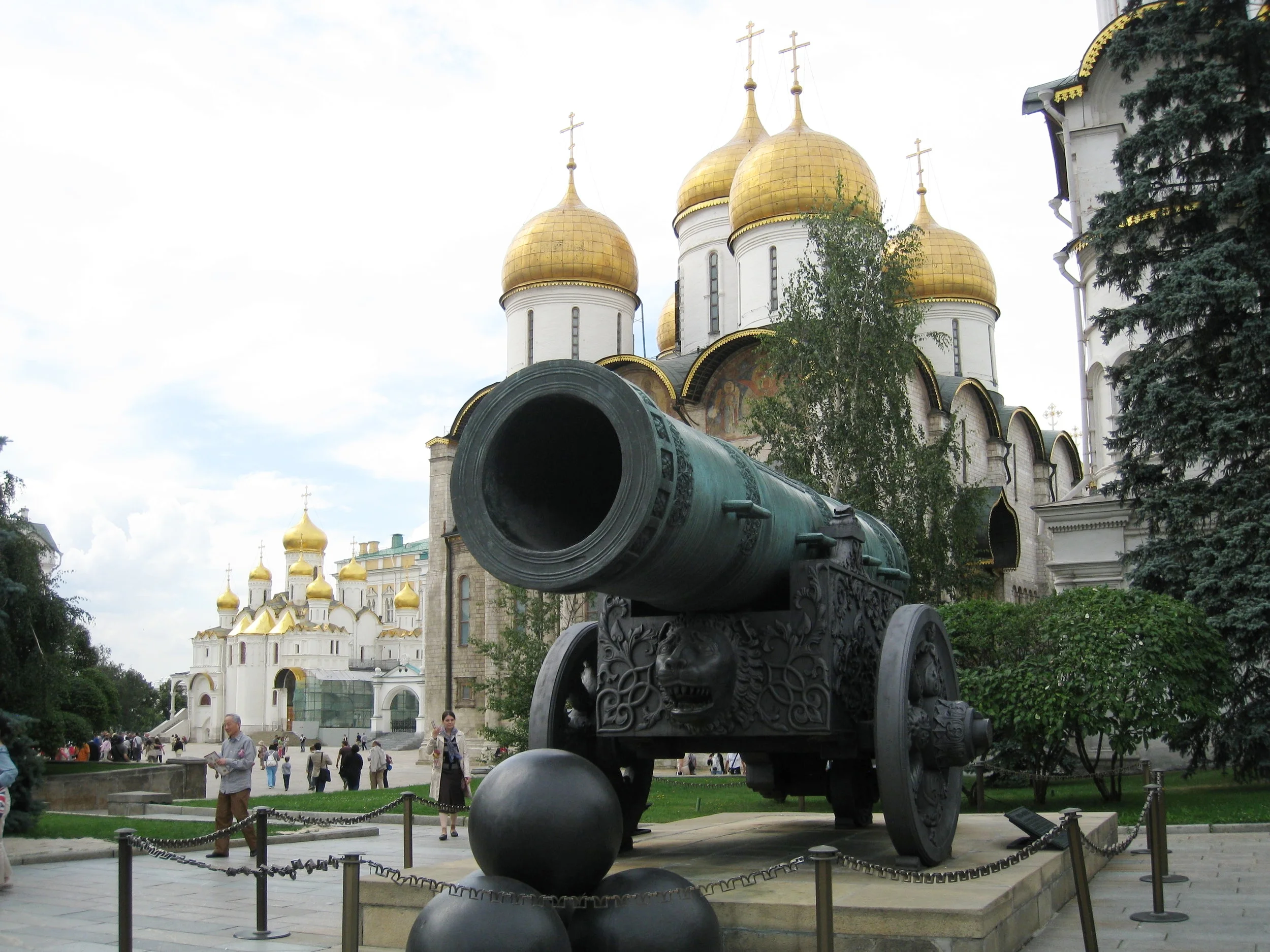  Moscow--Kremlin--The Czar's Cannon 