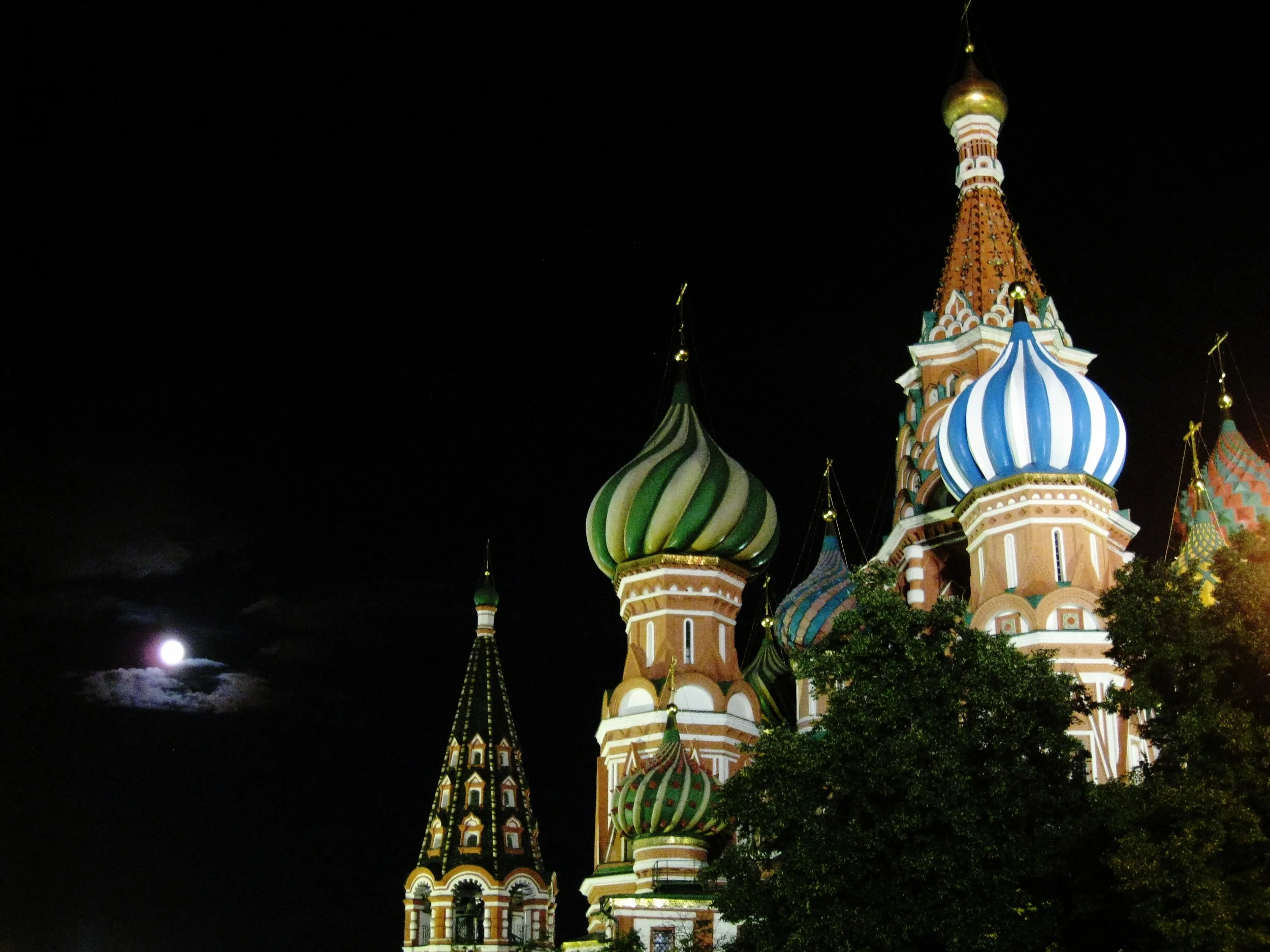  Moscow--Pokrovsky Cathedral (with full moon) 