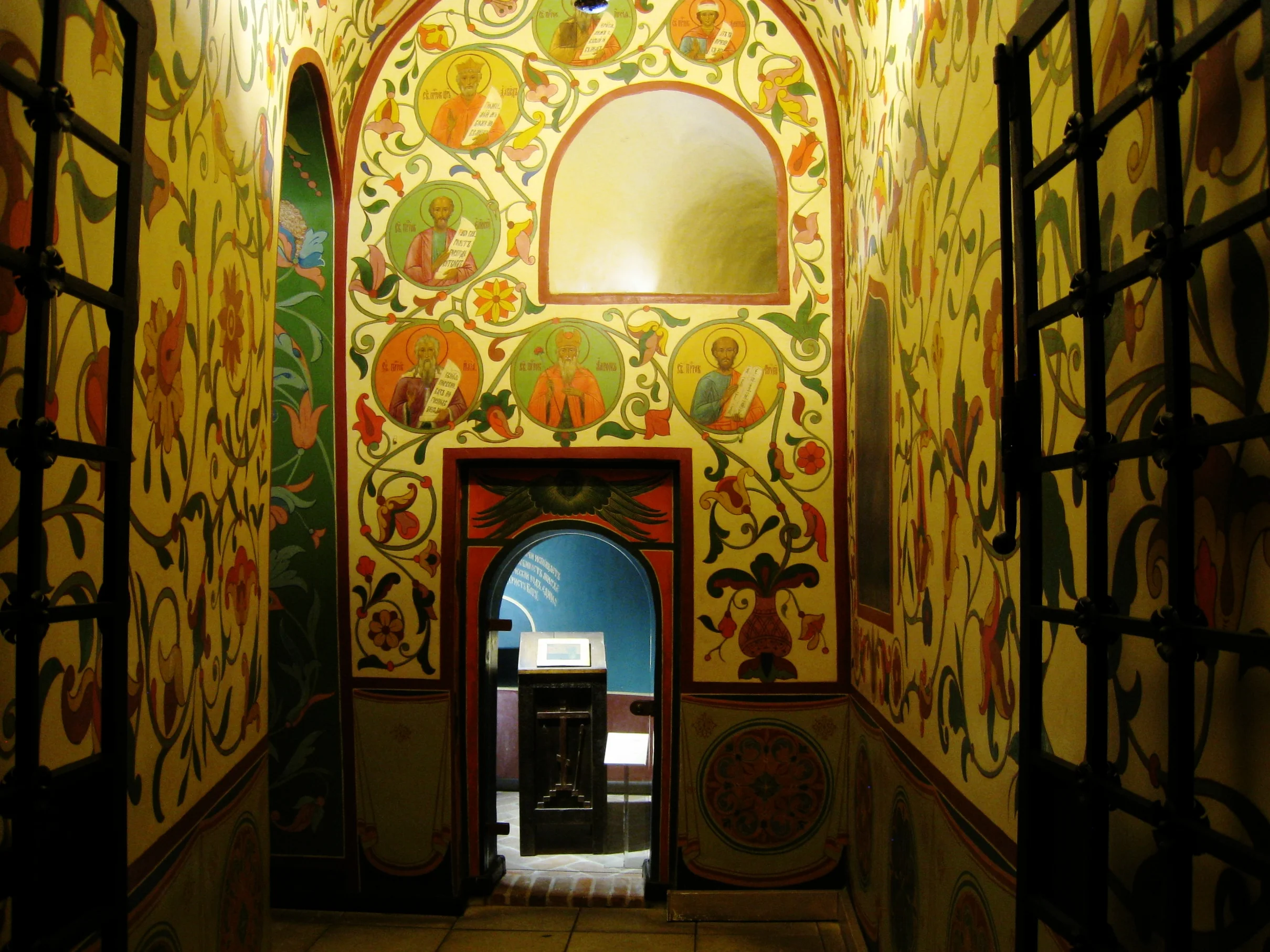  Moscow--Red Square--St. Pokrovshy (St. Basil)--Hall and ceiling 