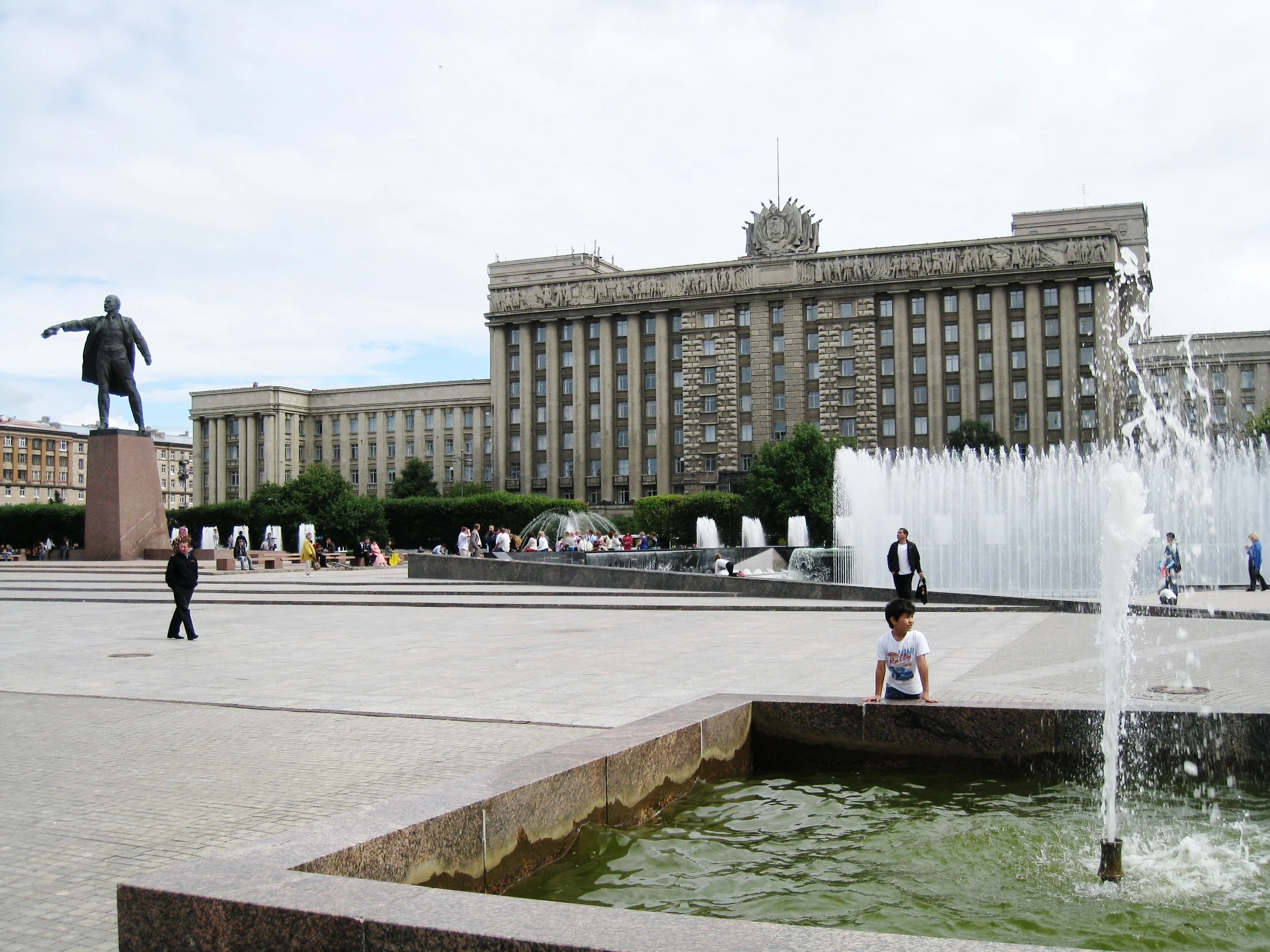  St. Petersburg--Soviet era (Stalin) offices on Lenin Plaza--Statue of Lenin 