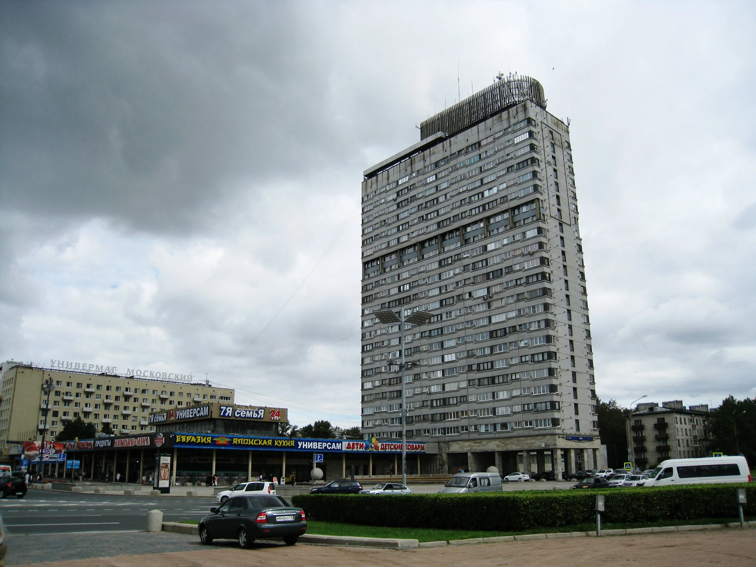  St. Petersburg--Soviet era (Stalin) apartments 