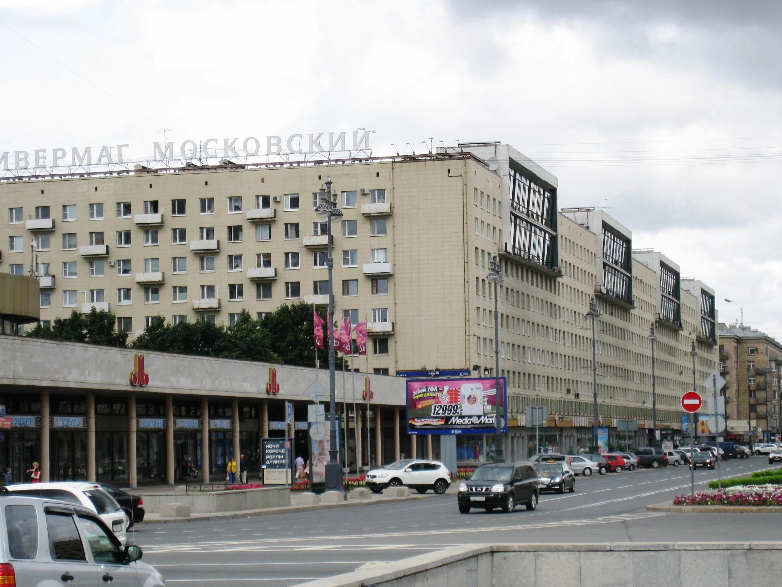  St. Petersburg--Soviet era (Stalin) apartments--Note lofts designed for artists 