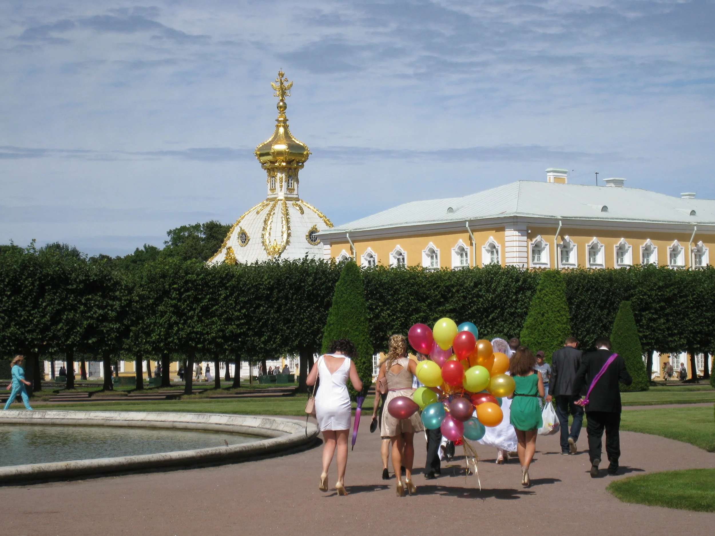  St. Petersburg--Peterhof, from the front, with bridal party 
