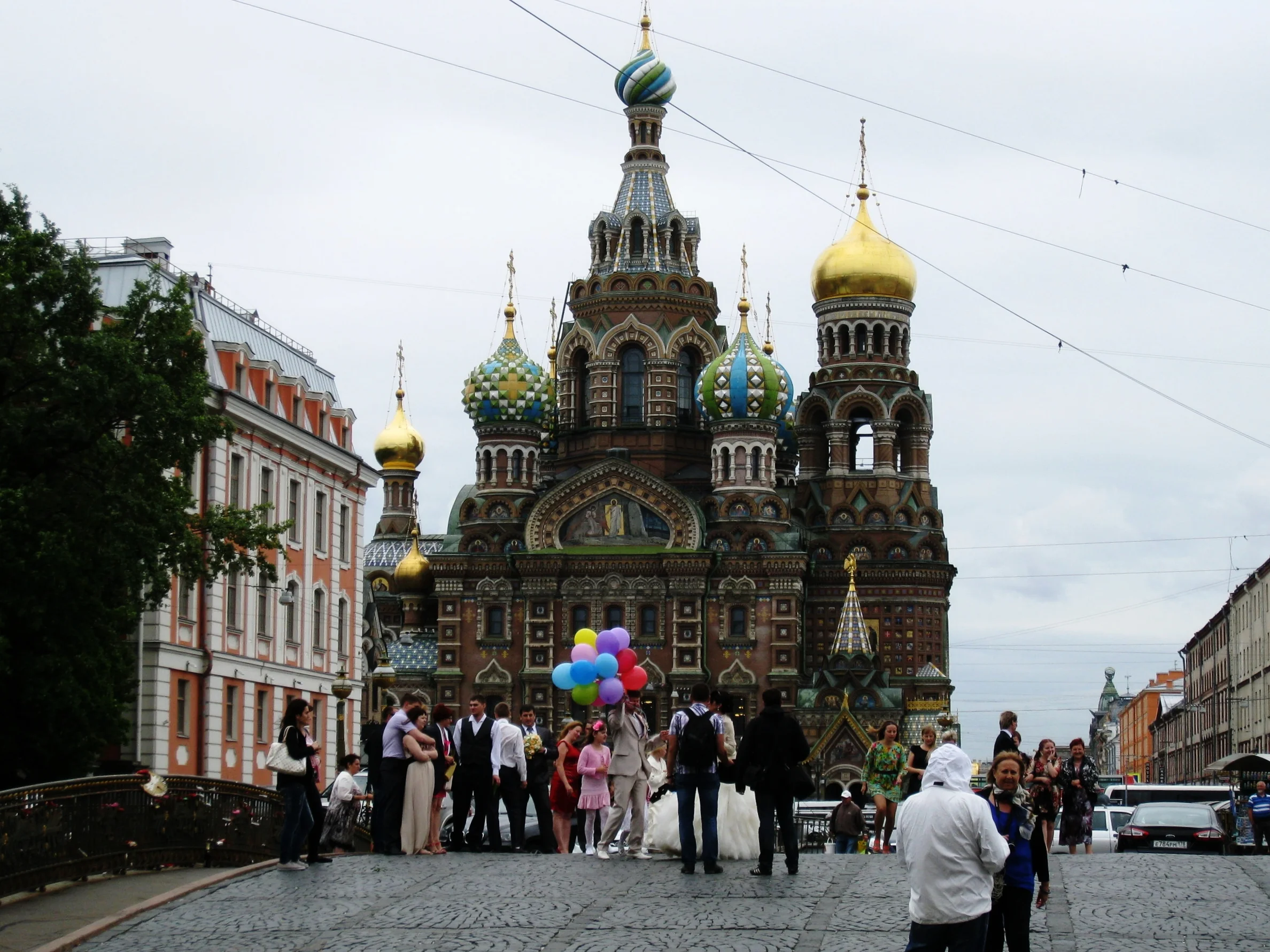  St. Petersburg--Church On Spilled Blood with bridal party 