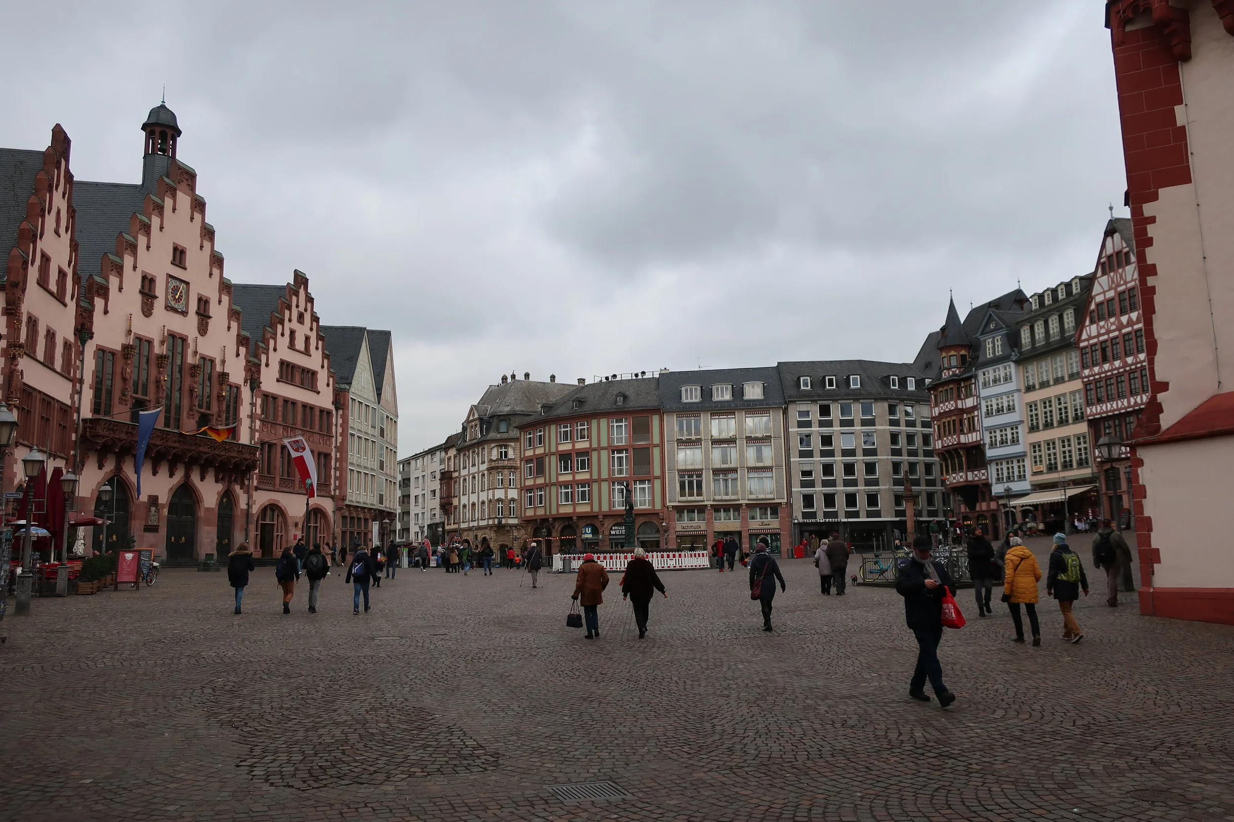  Frankfurt--Winter 2019--Innen Stadt, main plaza with the Romerberg on left, where Holy Roman Emperors were elected, Rathaus since 1405 