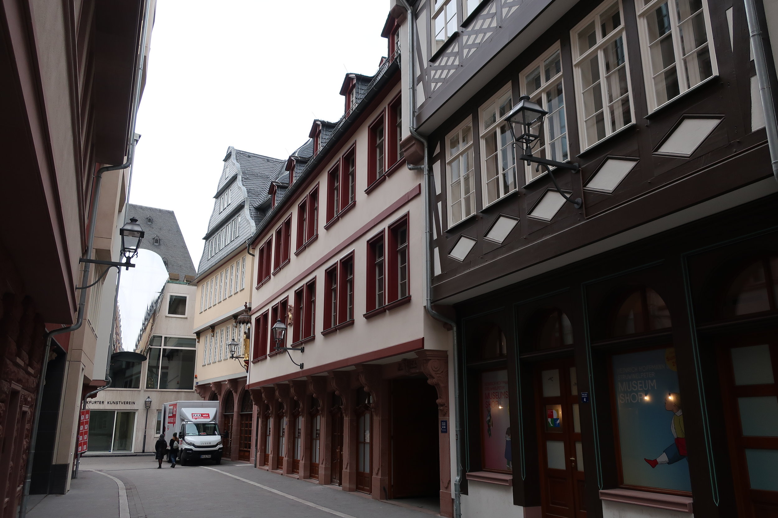  rankfurt--Winter 2019--Innen Stadt, New Old Town--Reconstructed area near main plaza, Coronation Walk and Kaiser Dom 