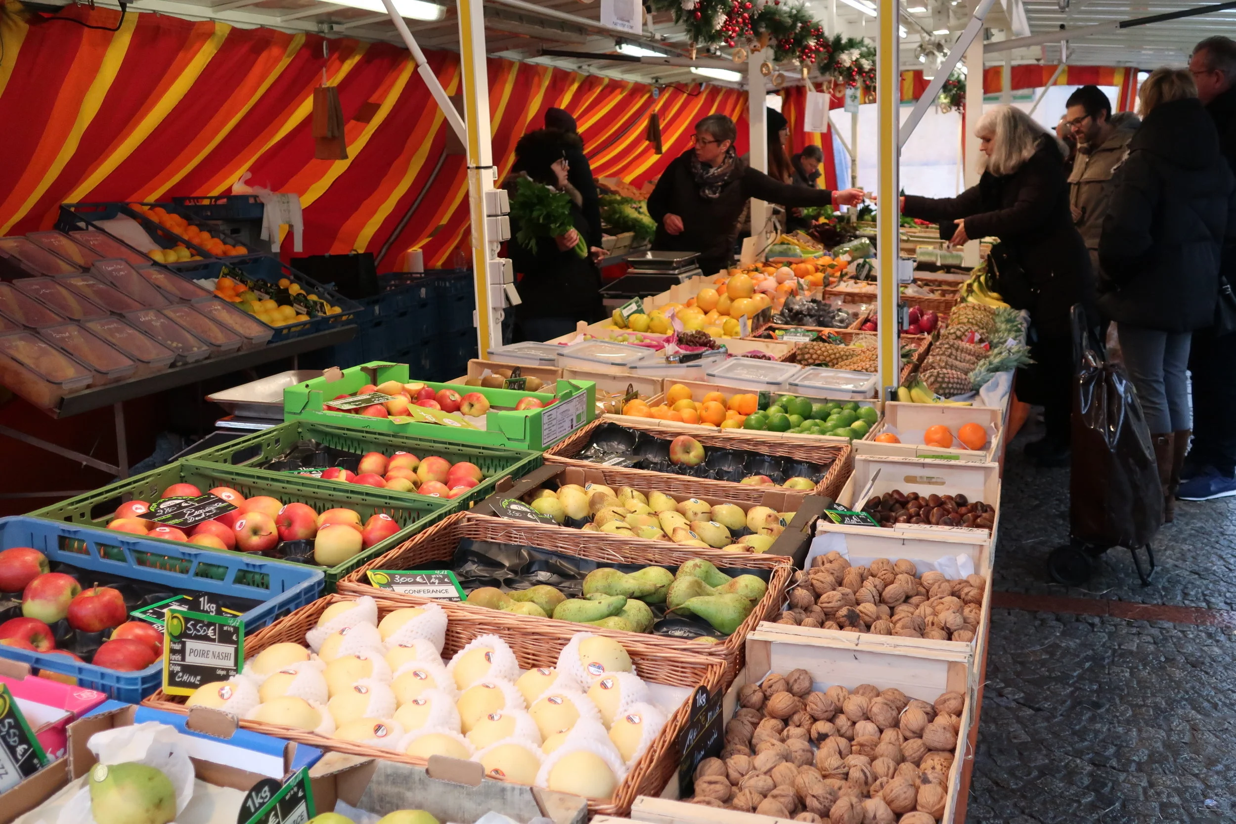  Luxembourg--Winter 2019--The market in front of city hall 