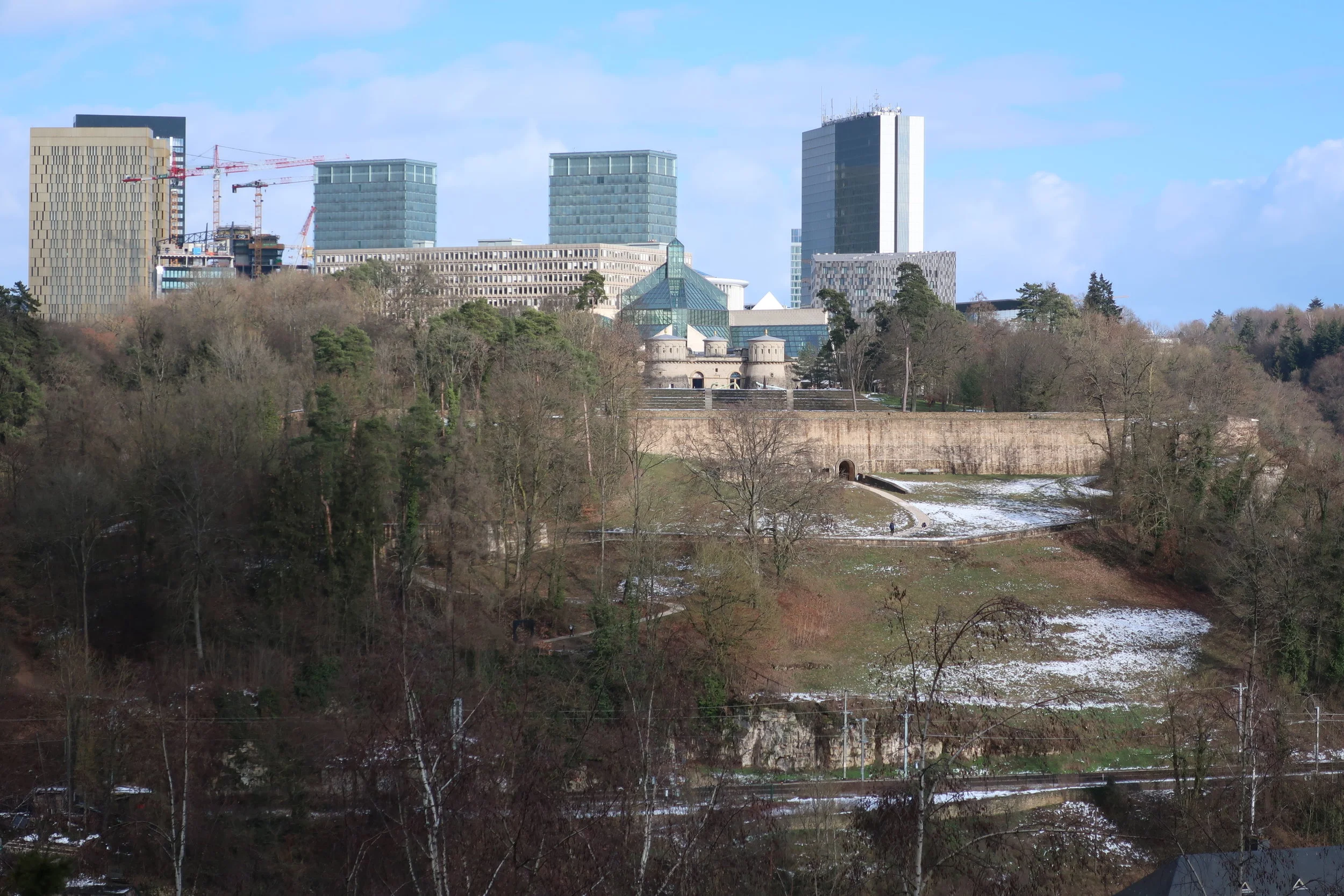  Luxembourg--Winter 2019--Kirchberg with the Ft.Thuengen and the Museum of Modern Art in front 