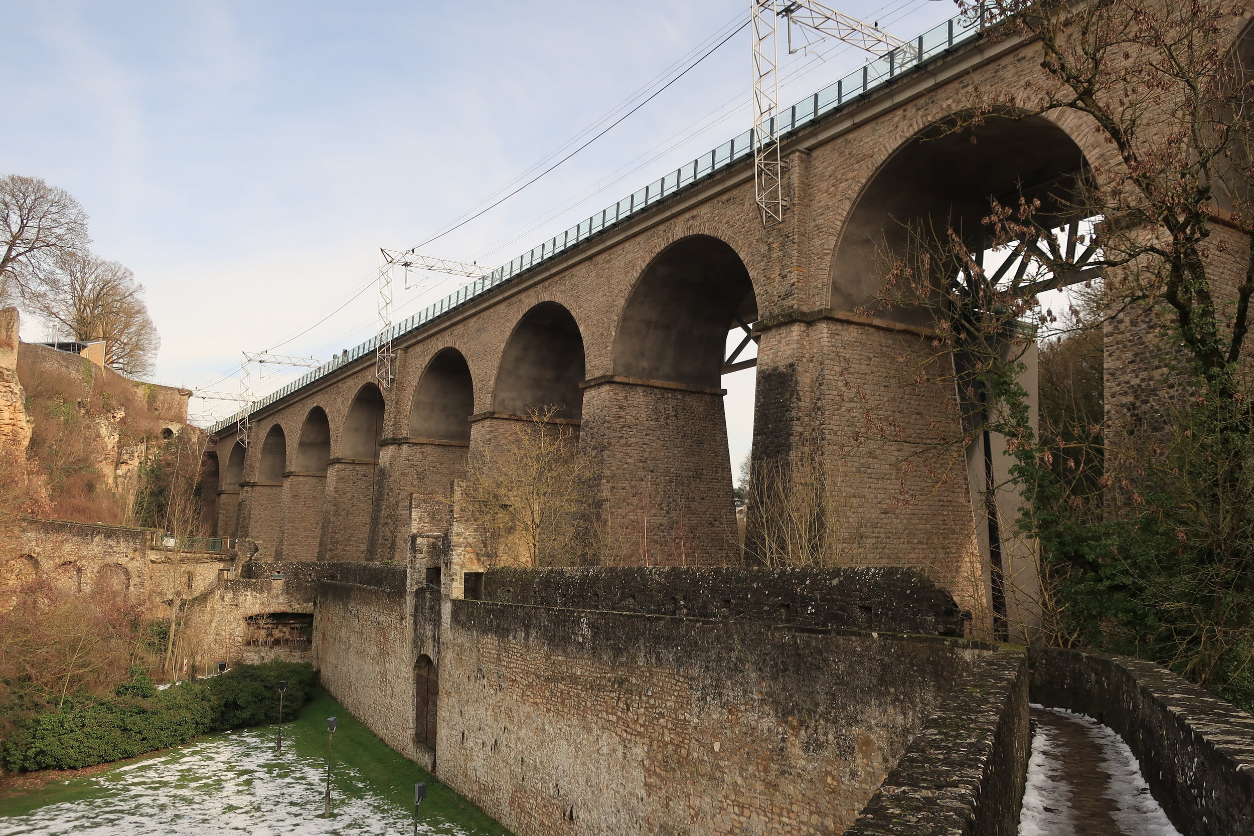  Luxembourg--Winter 2019--The Grund with the rail bridge 