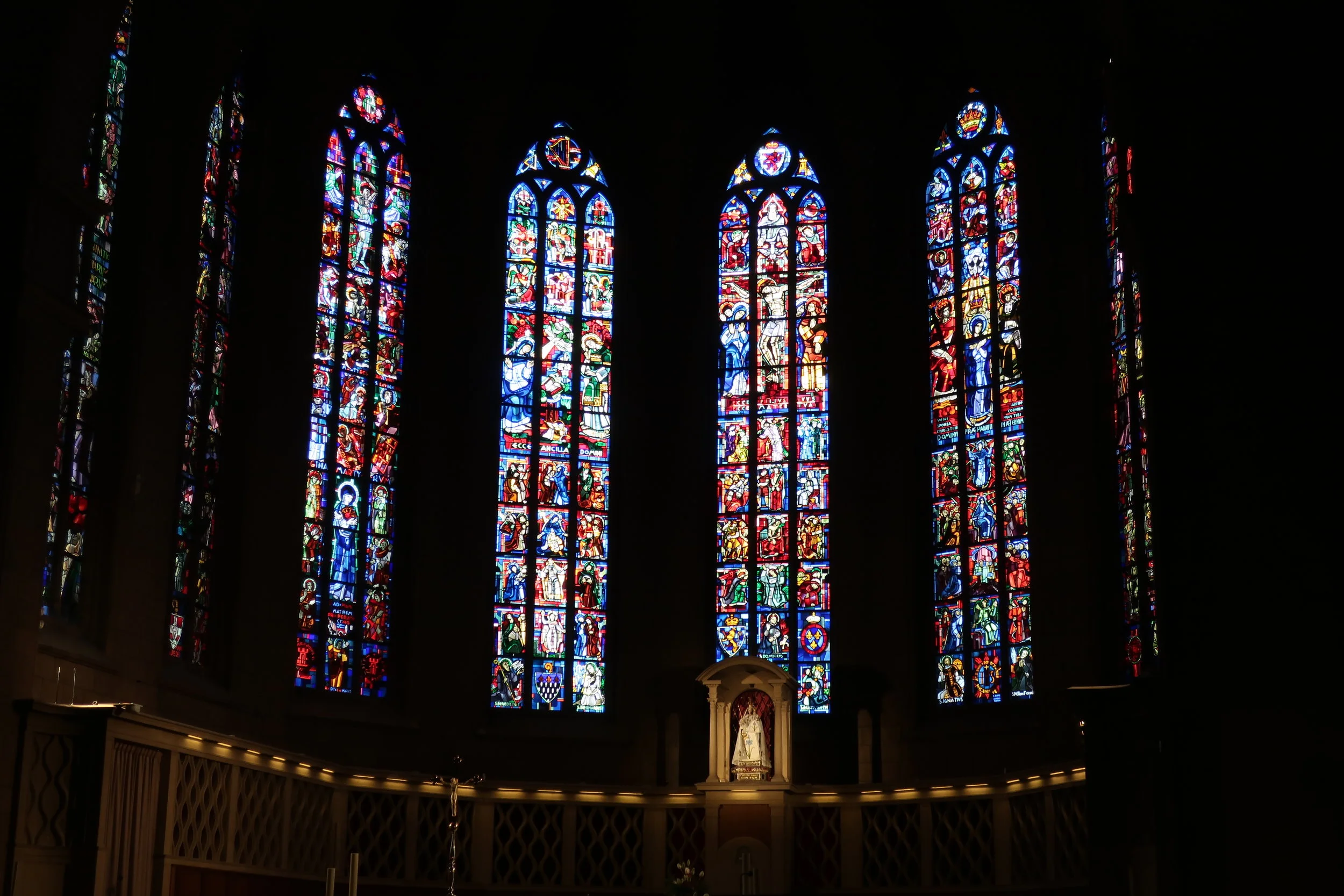  Luxembourg--Winter 2019--Dom Notre Dame--Altar stained glass 