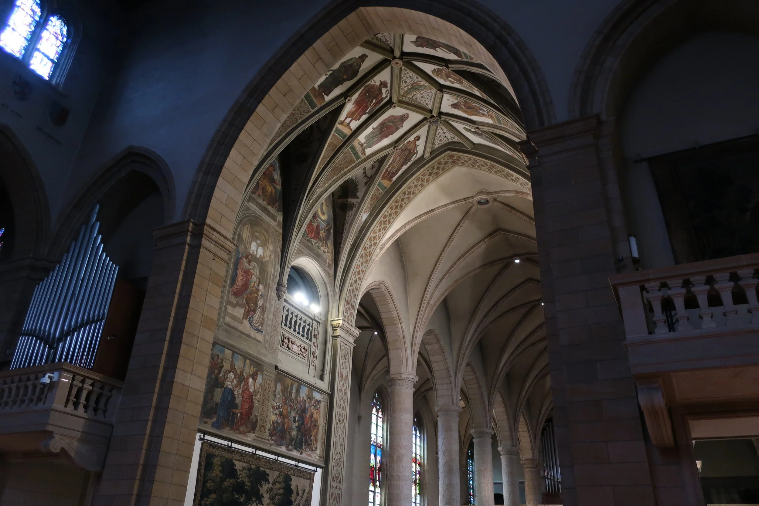  Luxembourg--Winter 2019--Dom Notre Dame--Middle romanesque arches and painting 