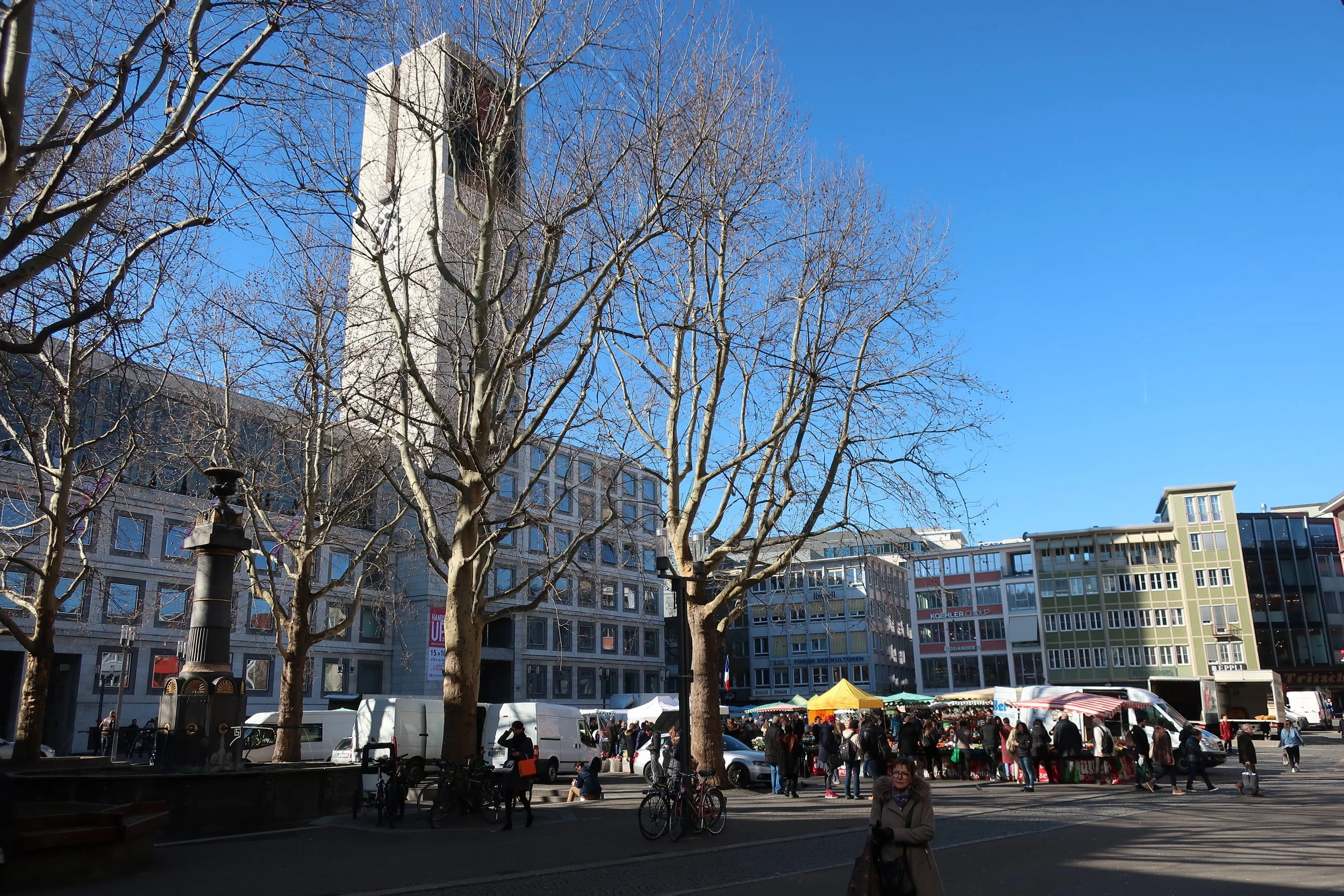  Stuttgart--Winter 2019--Marktplatz--Saturday market on a very pleasant February day with the Rathaus 