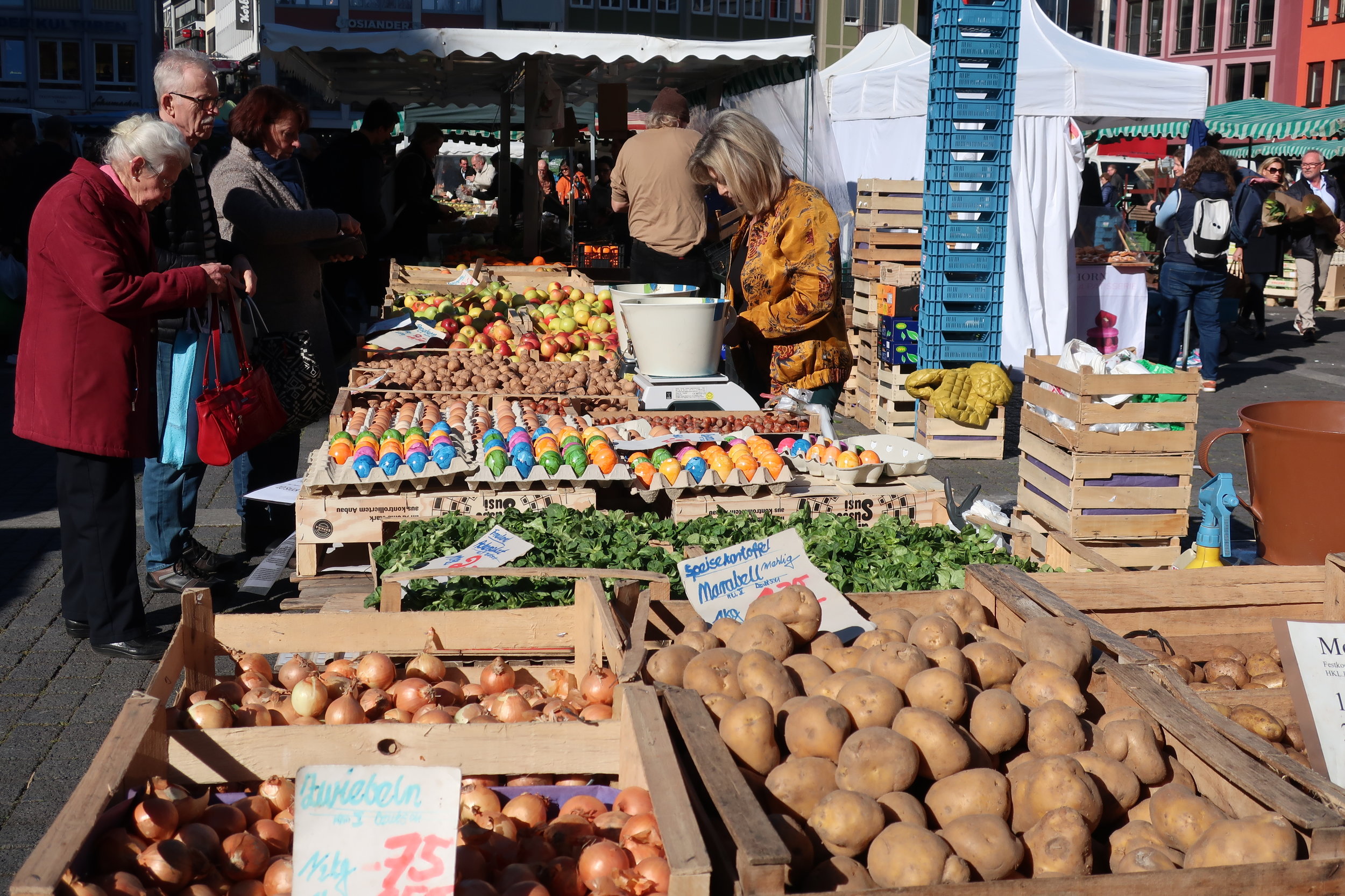  Stuttgart--Winter 2019--Marktplatz--Saturday market on a very pleasant February day 