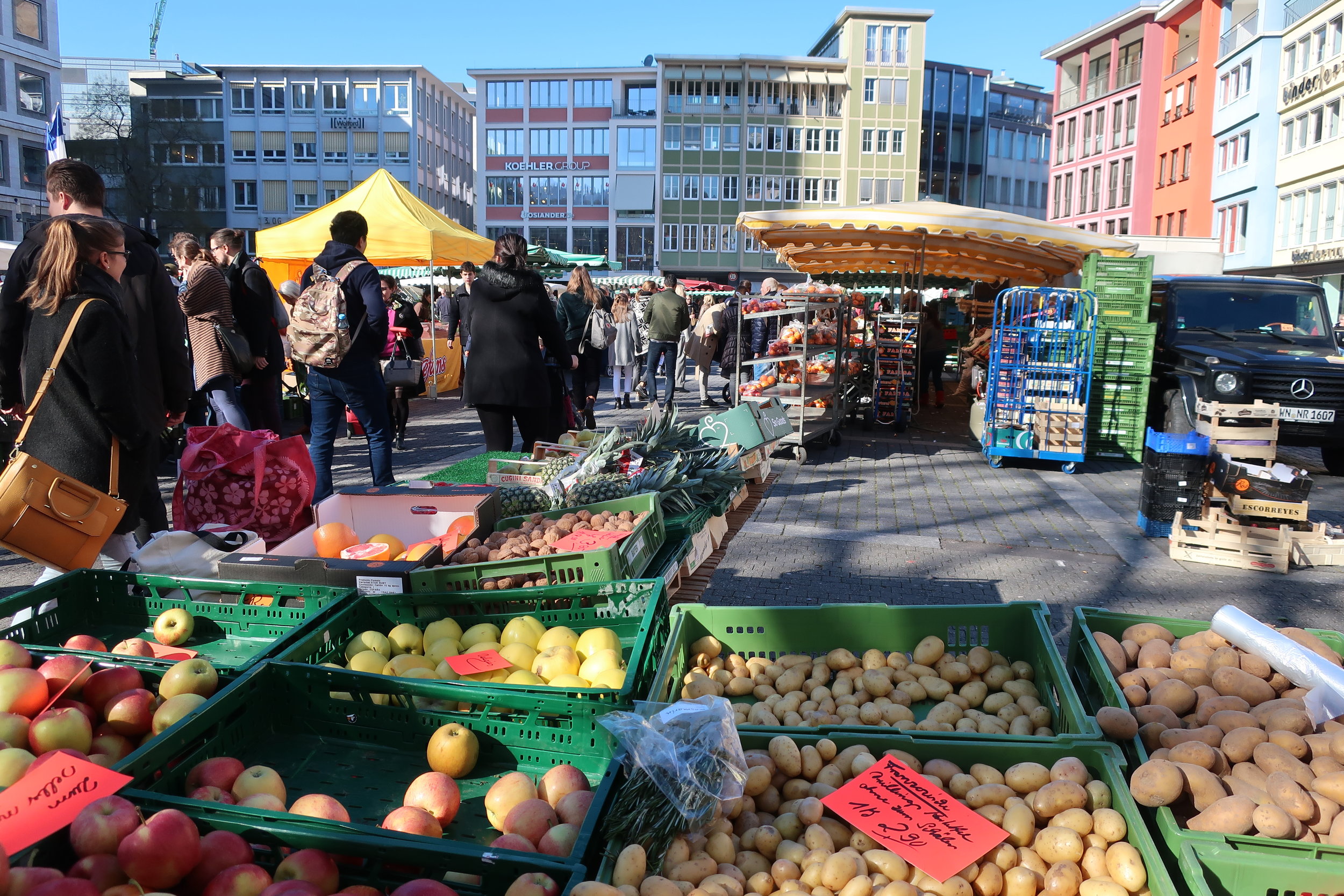  Stuttgart--Winter 2019--Marktplatz--Saturday market on a very pleasant February day 