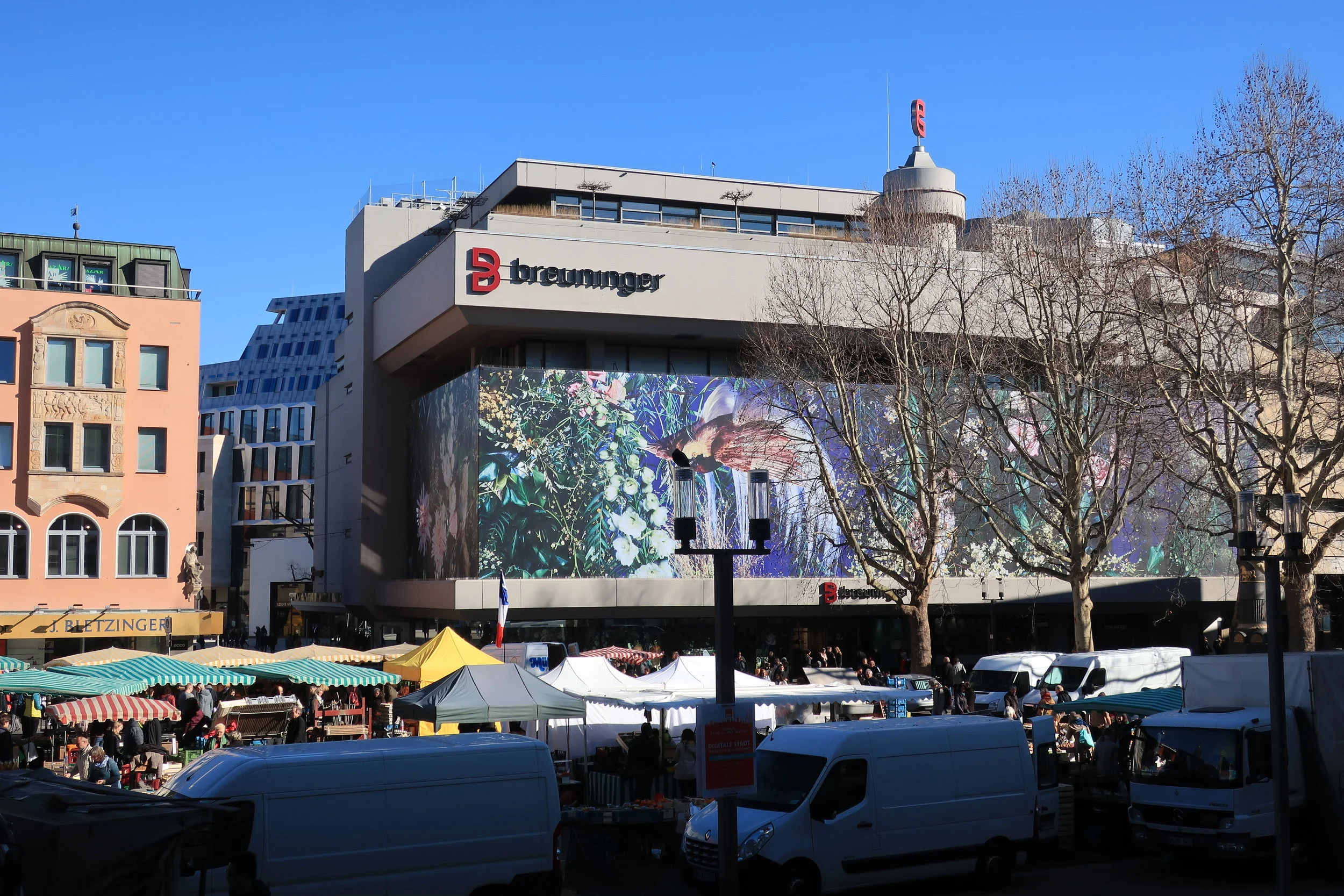  Stuttgart--Winter 2019--Marktplatz--Saturday market on a very pleasant February day 