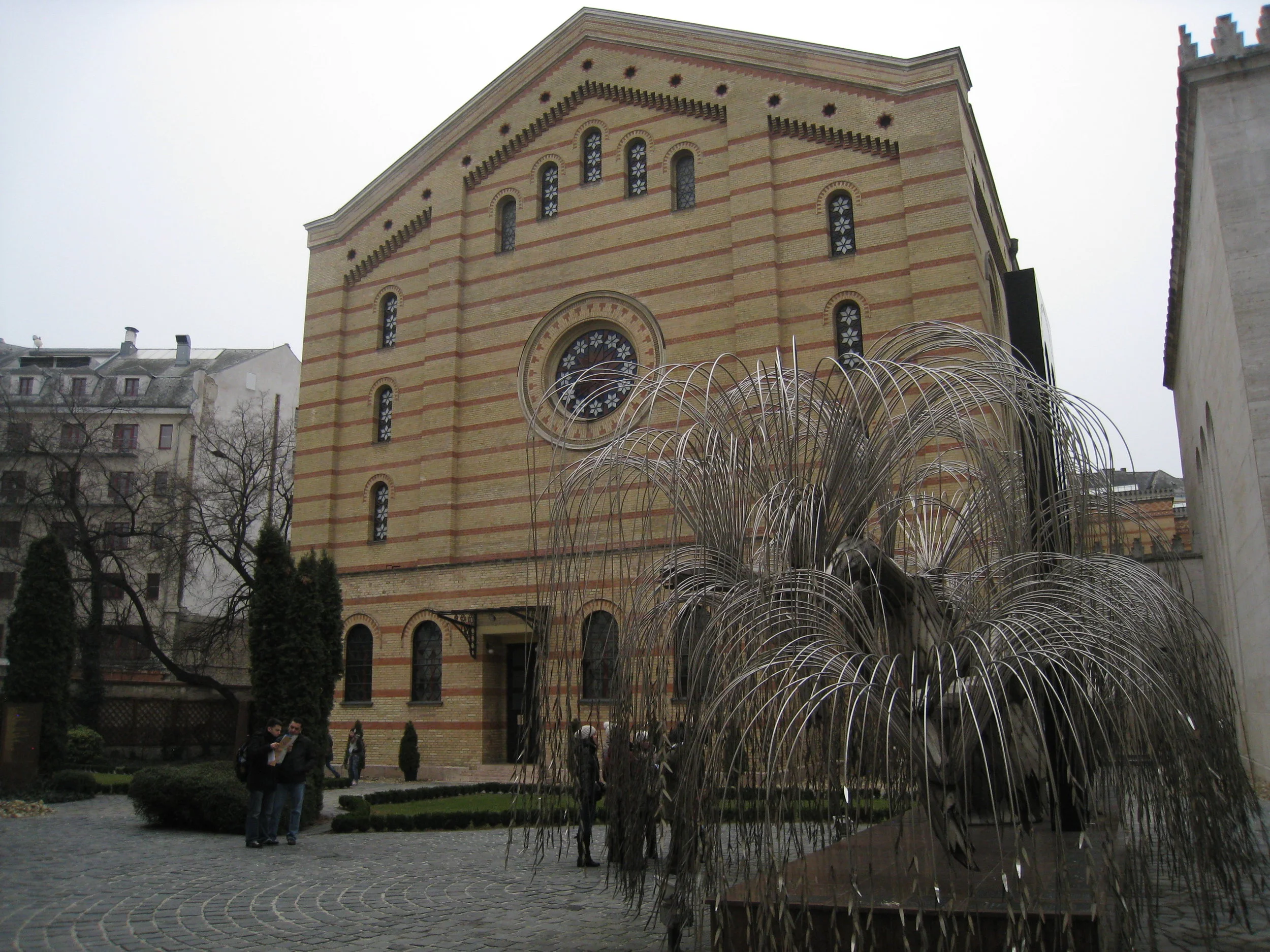  Budapest--Grand Synagogue--Weeping Willow remembrance 