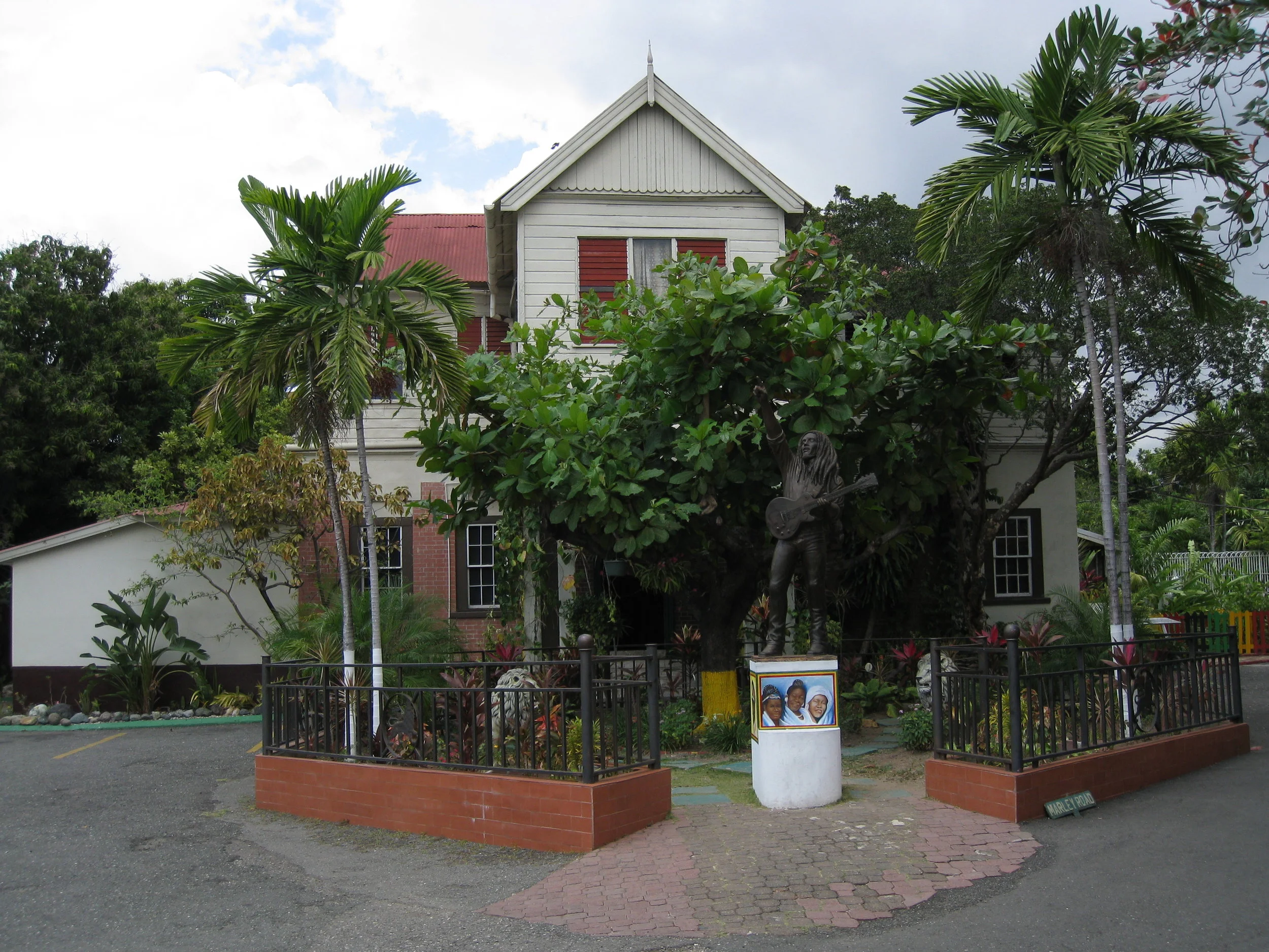  KIngston 2009--Bob Marley House museum 