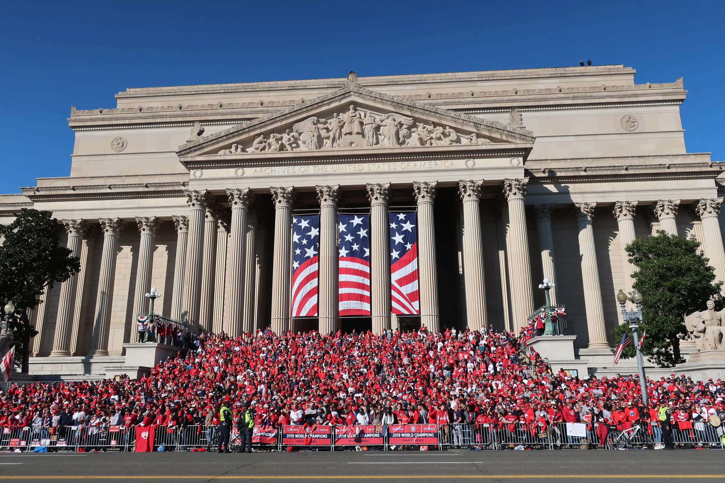  DC 2019--Nats Parade--Crowd at the National Archives 