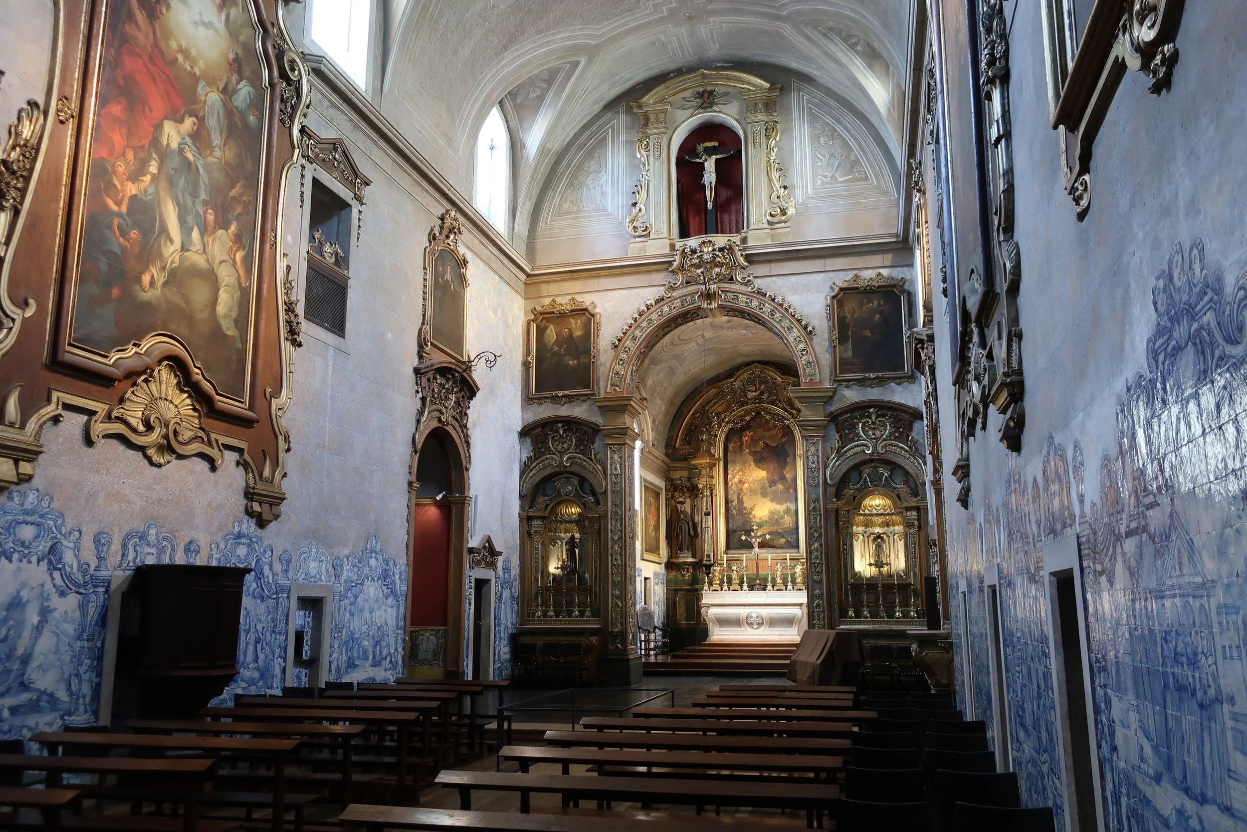  Lisbon 2019--Sao Pedro de Alcantara Convent--Church with tiling 
