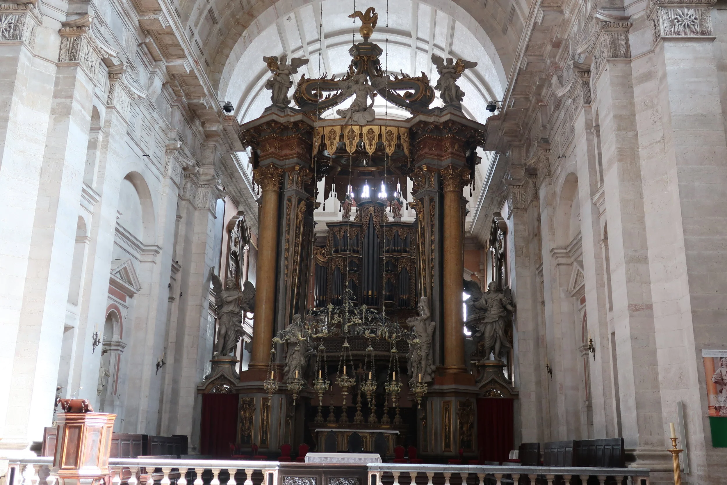  Lisbon 2019--Sao Vicente church and monastary—altar 