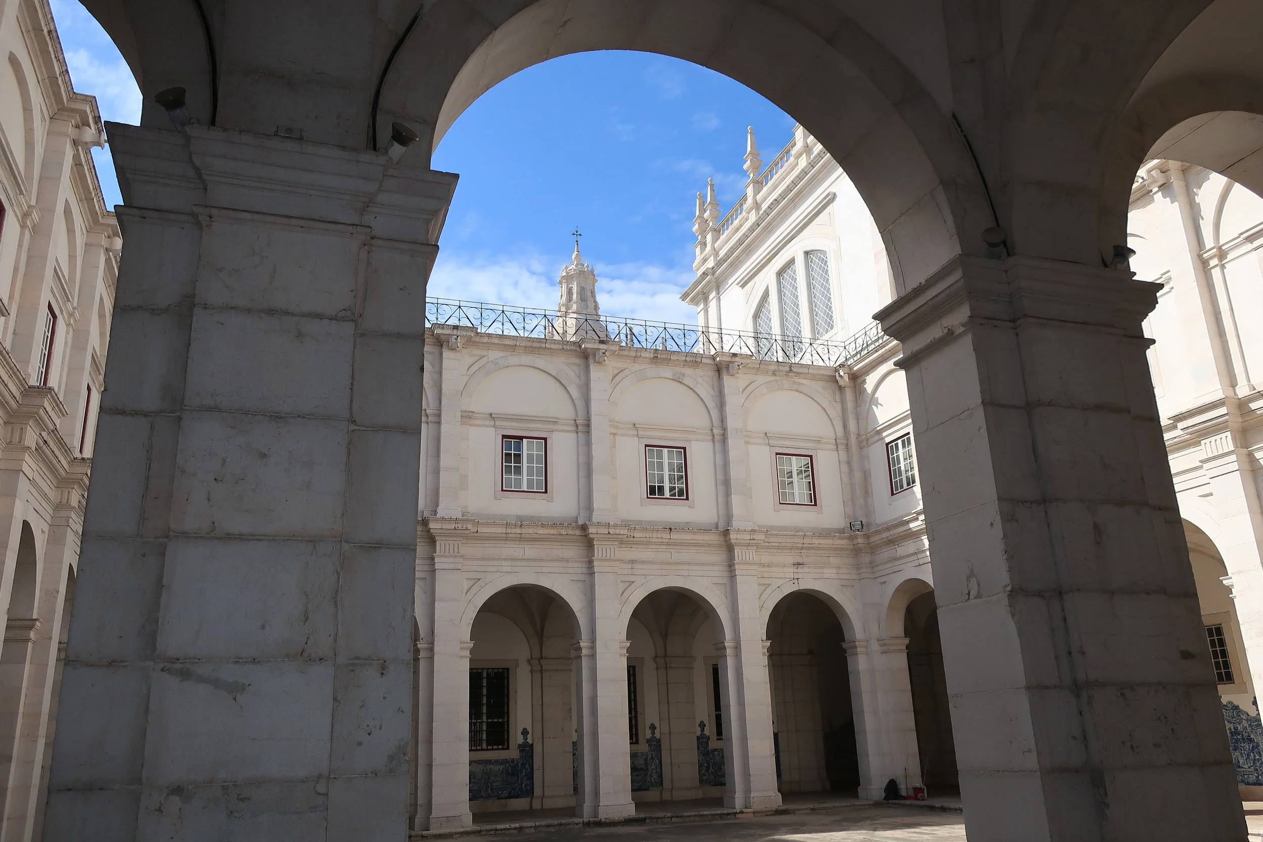  Lisbon 2019--Sao Vicente monastery courtyard 