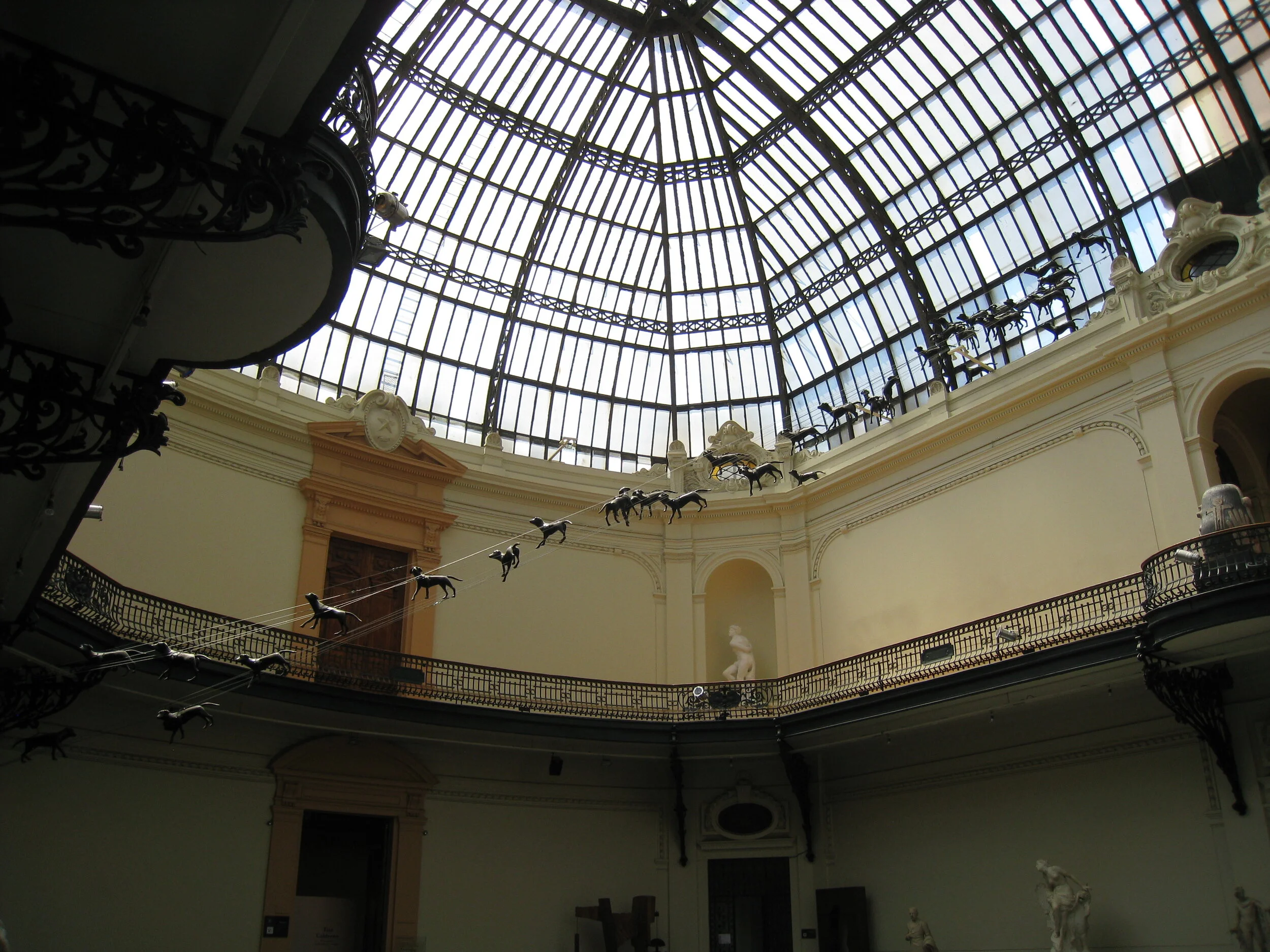  Santiago--Museum of Belles Artes, with dog installation (interior) 