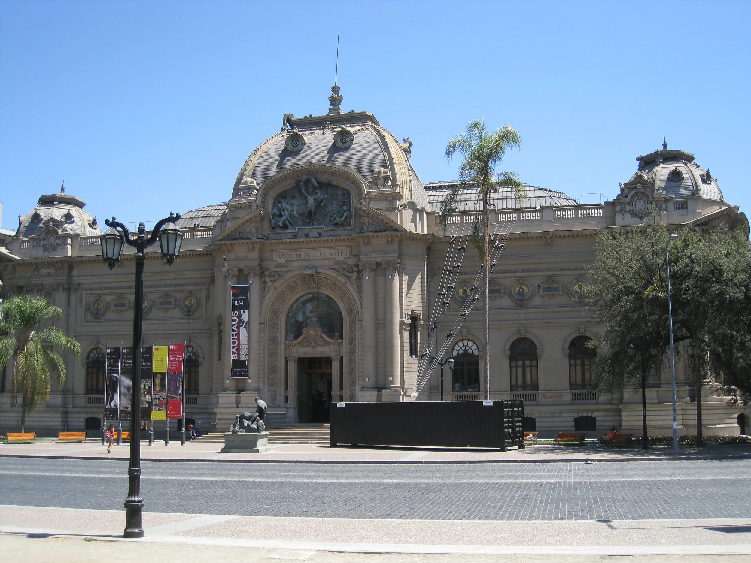  Santiago--Museum of Belles Artes, with dog installation 