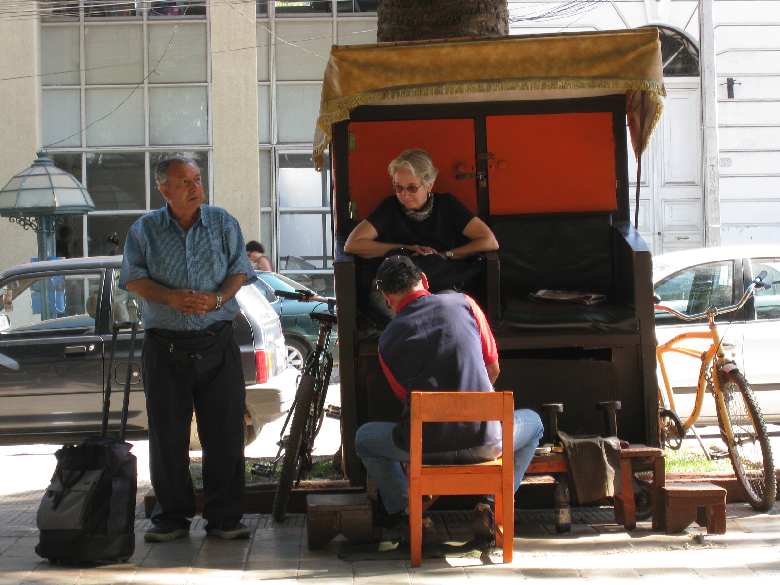  Curico--Plaza de Armas--Carrol getting shoeshine 