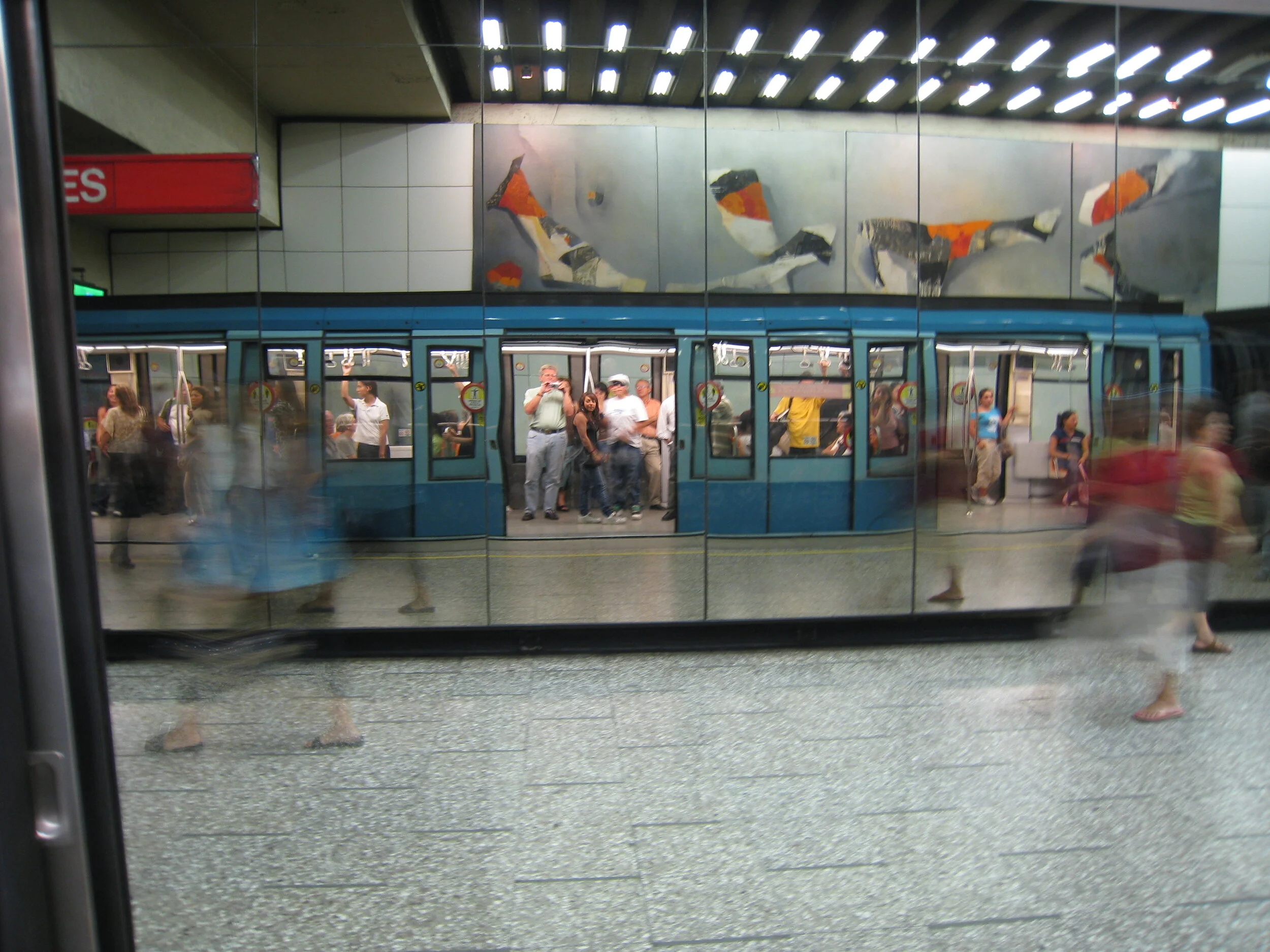  Subway Station Los Heroes (Mirror) with Karl Kindel taking photo from inside train 