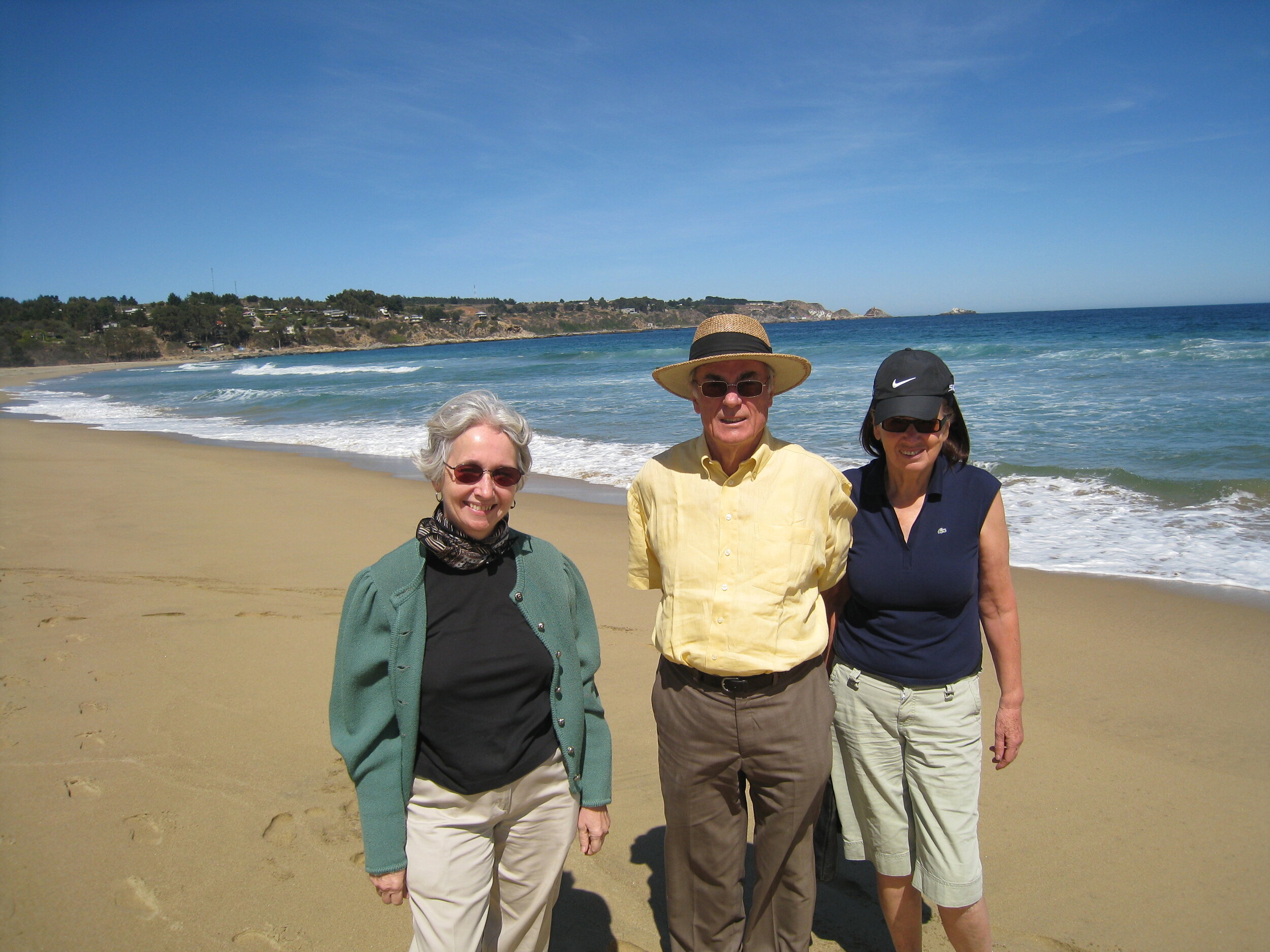  Carrol, Guenter and Inge Roesch on Quintay beach, near Valparaiso 