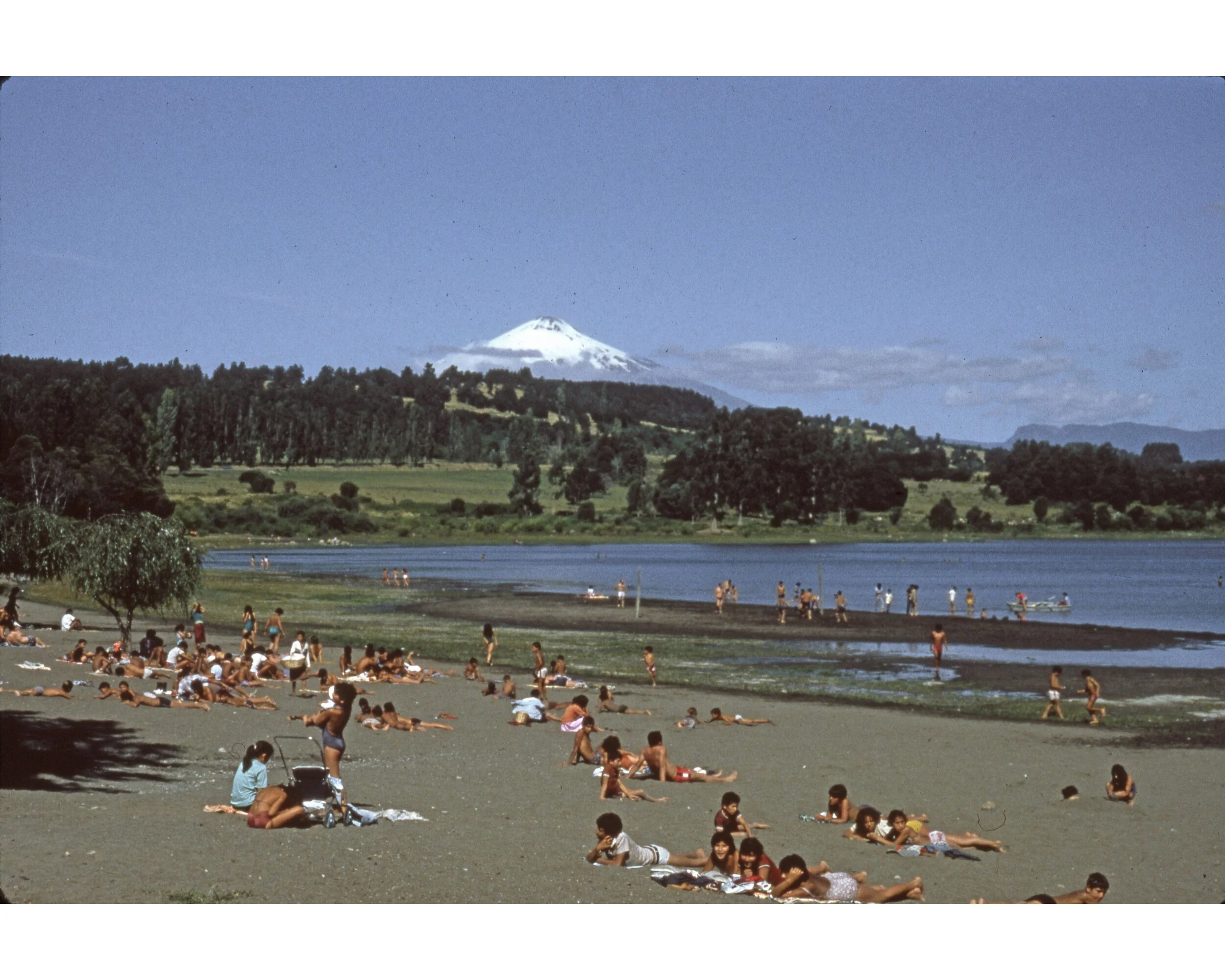  Febrero 1982	Villarrica--Playa con lago y volcan 