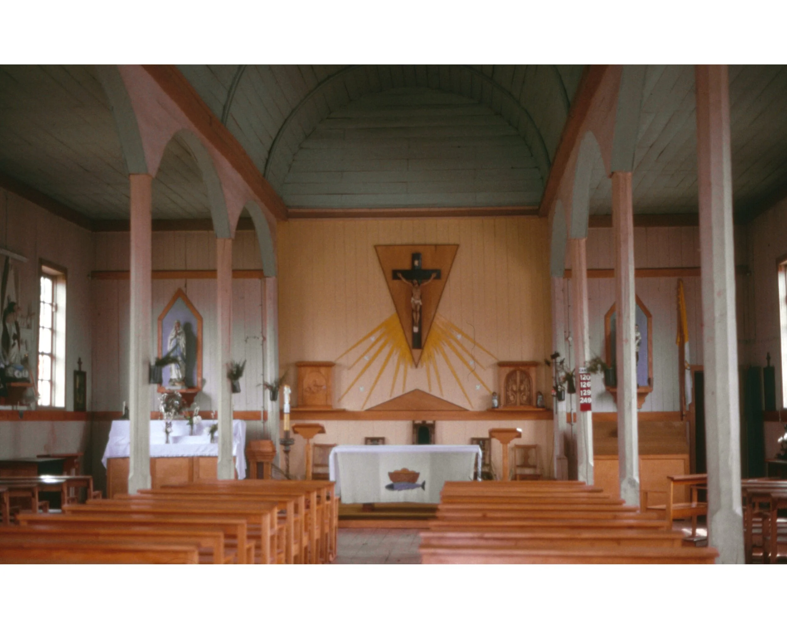  Noviembre 1990	Chiloe—Iglesia, interior 