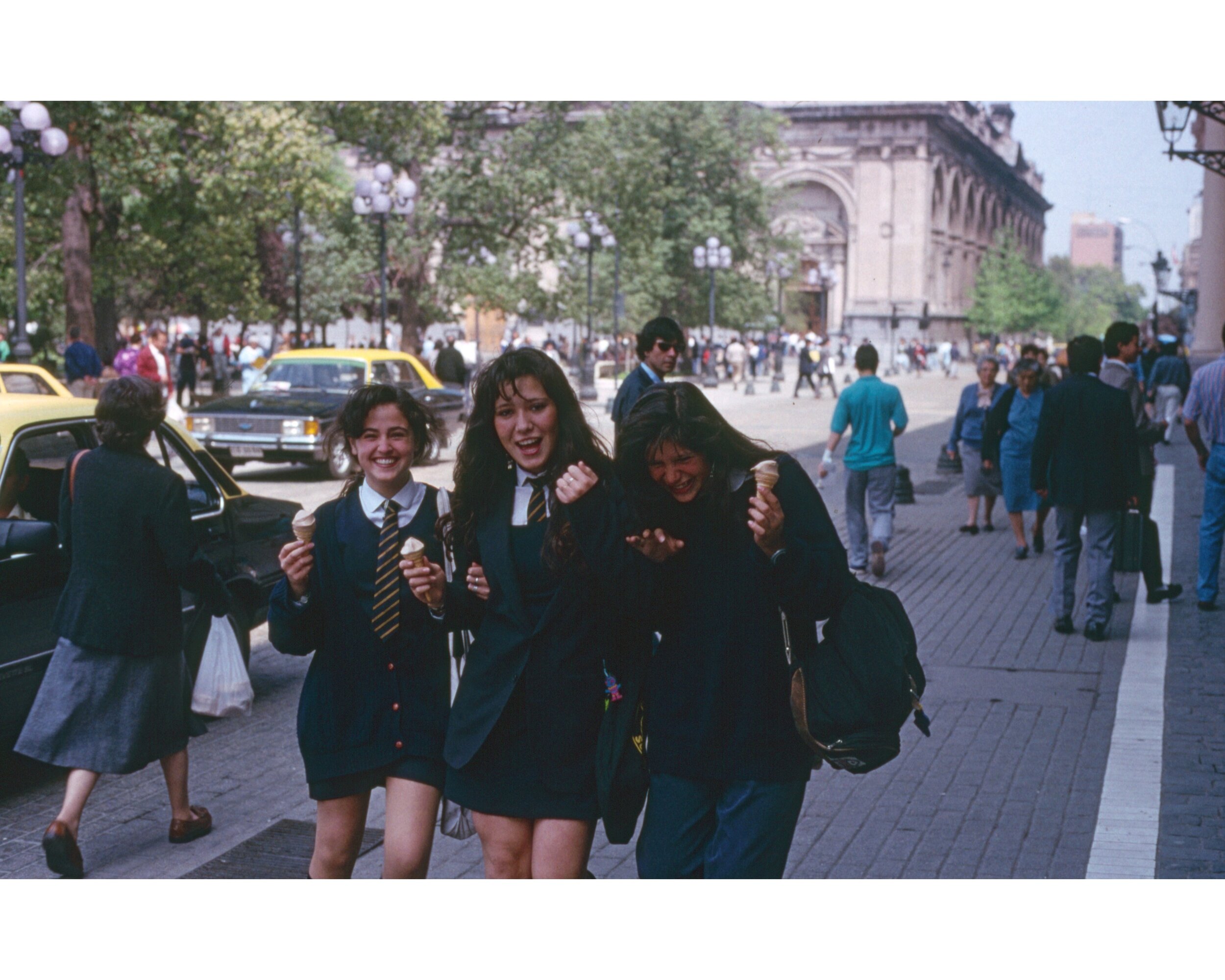  Noviembre 1990	Santiago--Plaza de Armas—Tres estudiantes 