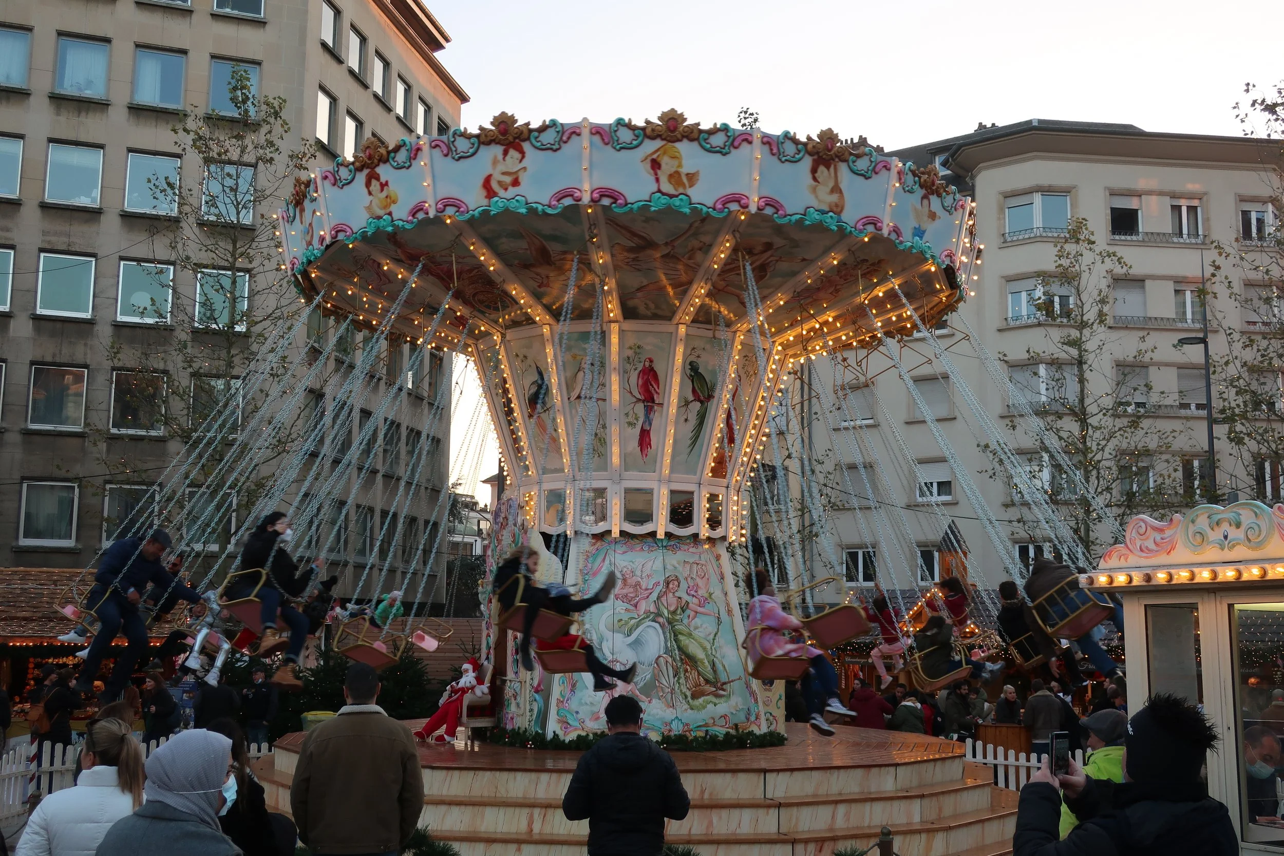  Luxembourg 2021--Place de Paris (Gare)--CrecheMarkt and huge tree 