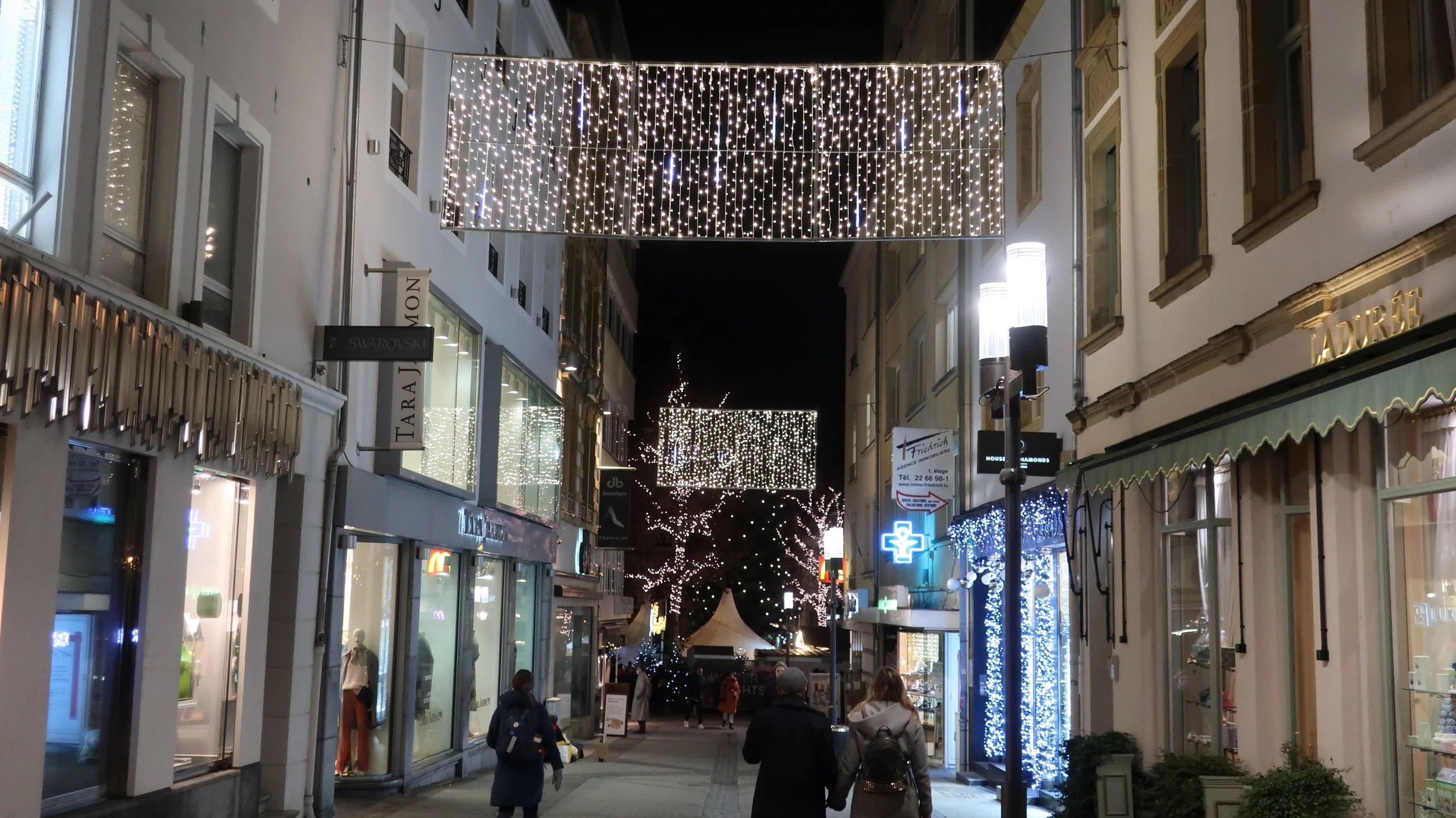  Luxembourg 2021--Rue des Capuchins holiday lighting  