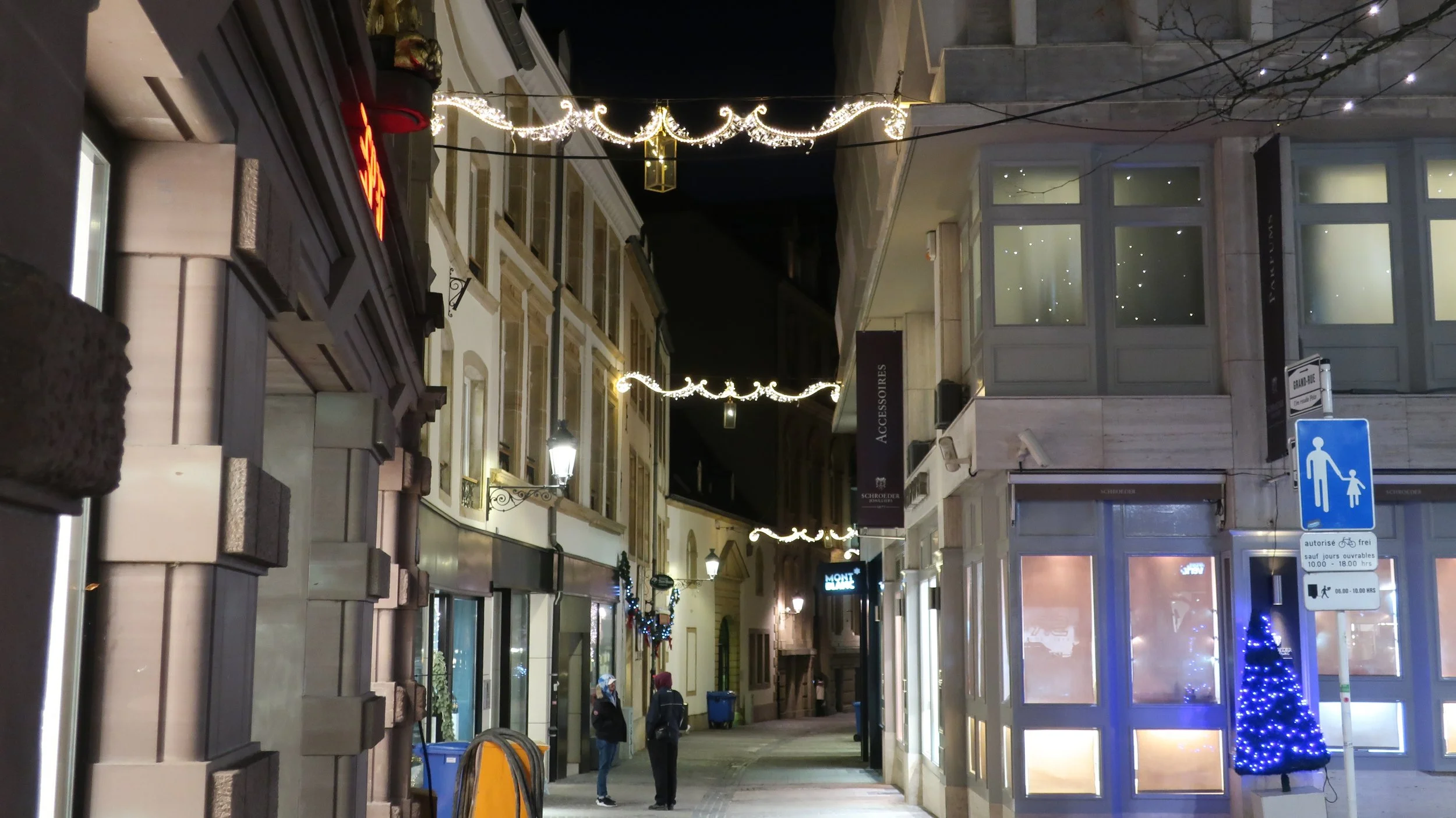  Luxembourg 2021--Rue Genistre holiday lighting  