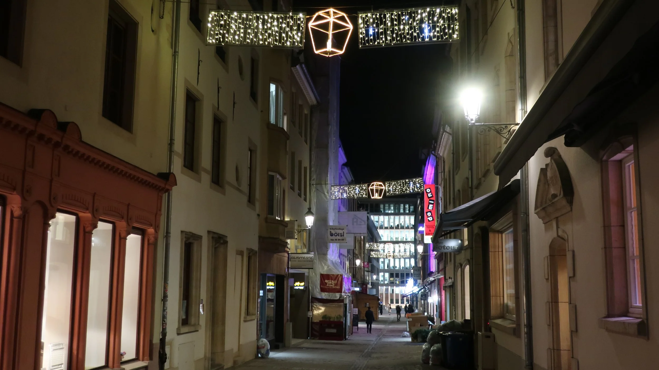  Luxembourg 2021--Rue Louvigny  holiday lighting and Wantermaart 