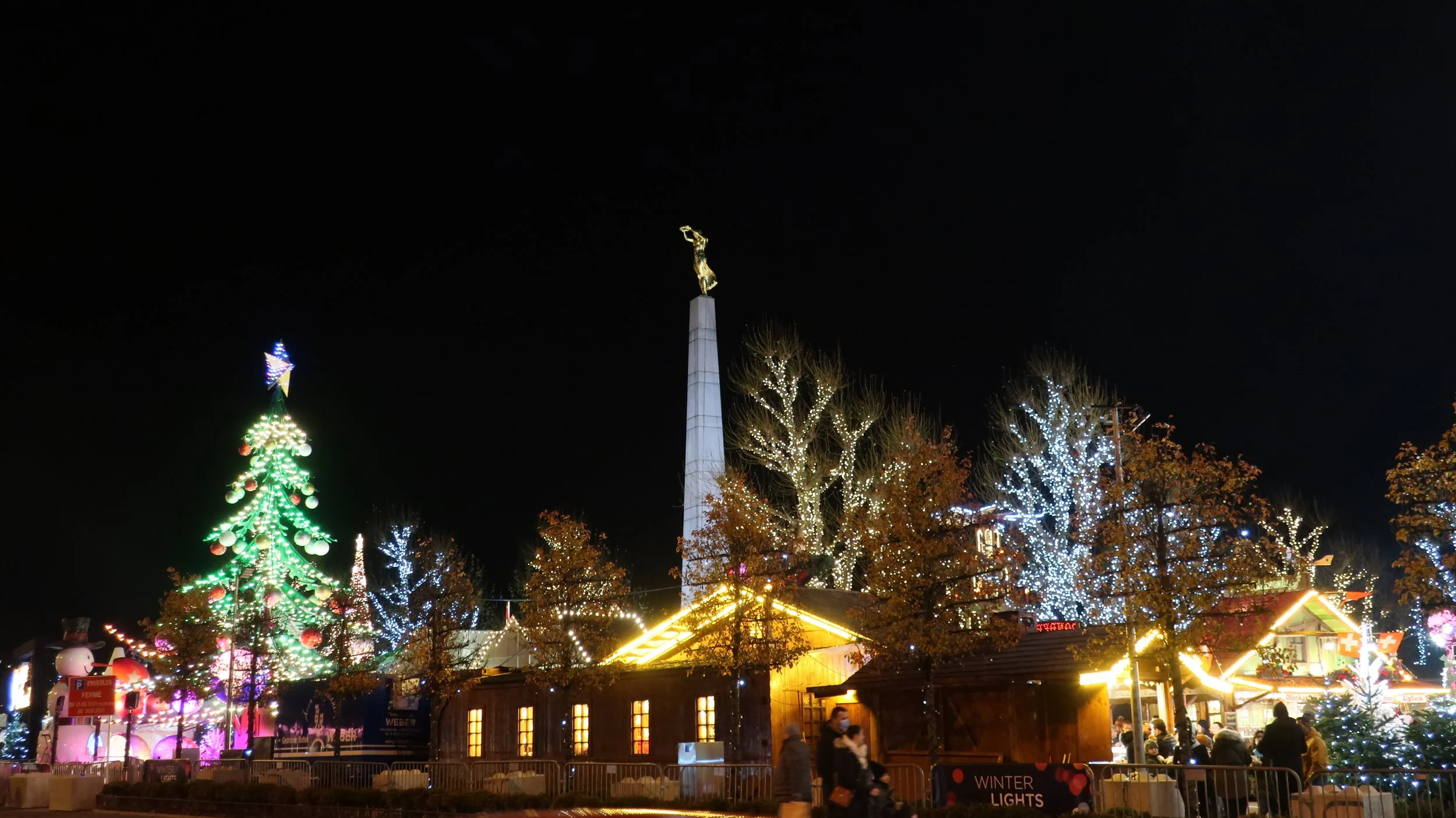  Luxembourg 2021--Place Gelle Fra (Constitution) holiday lighting and Wantermaart 