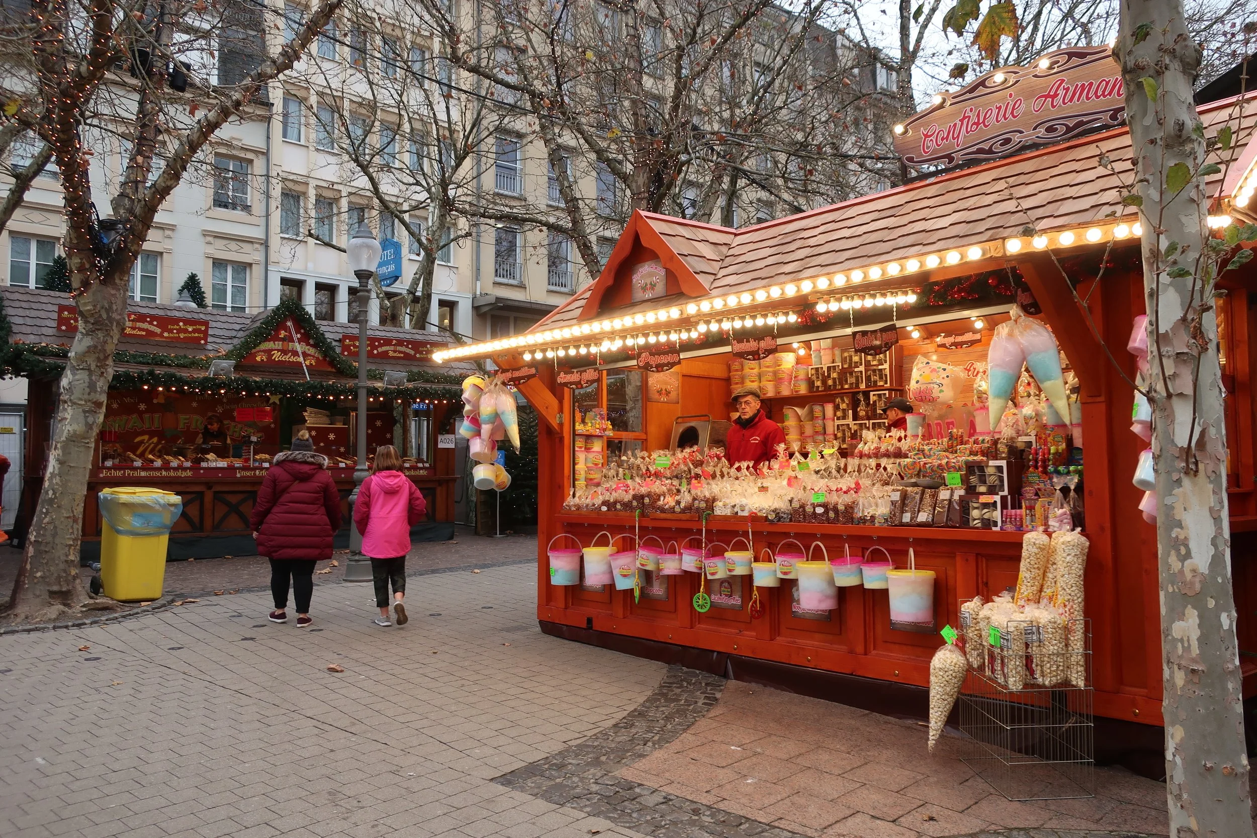  Luxembourg 2021--Place d' Armes--Holiday decorations and shops 