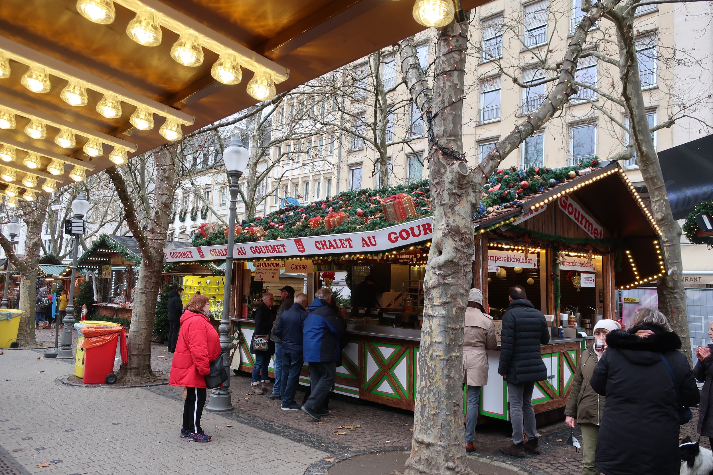  Luxembourg 2021--Place d' Armes--Holiday decorations and shops (Note roof) 