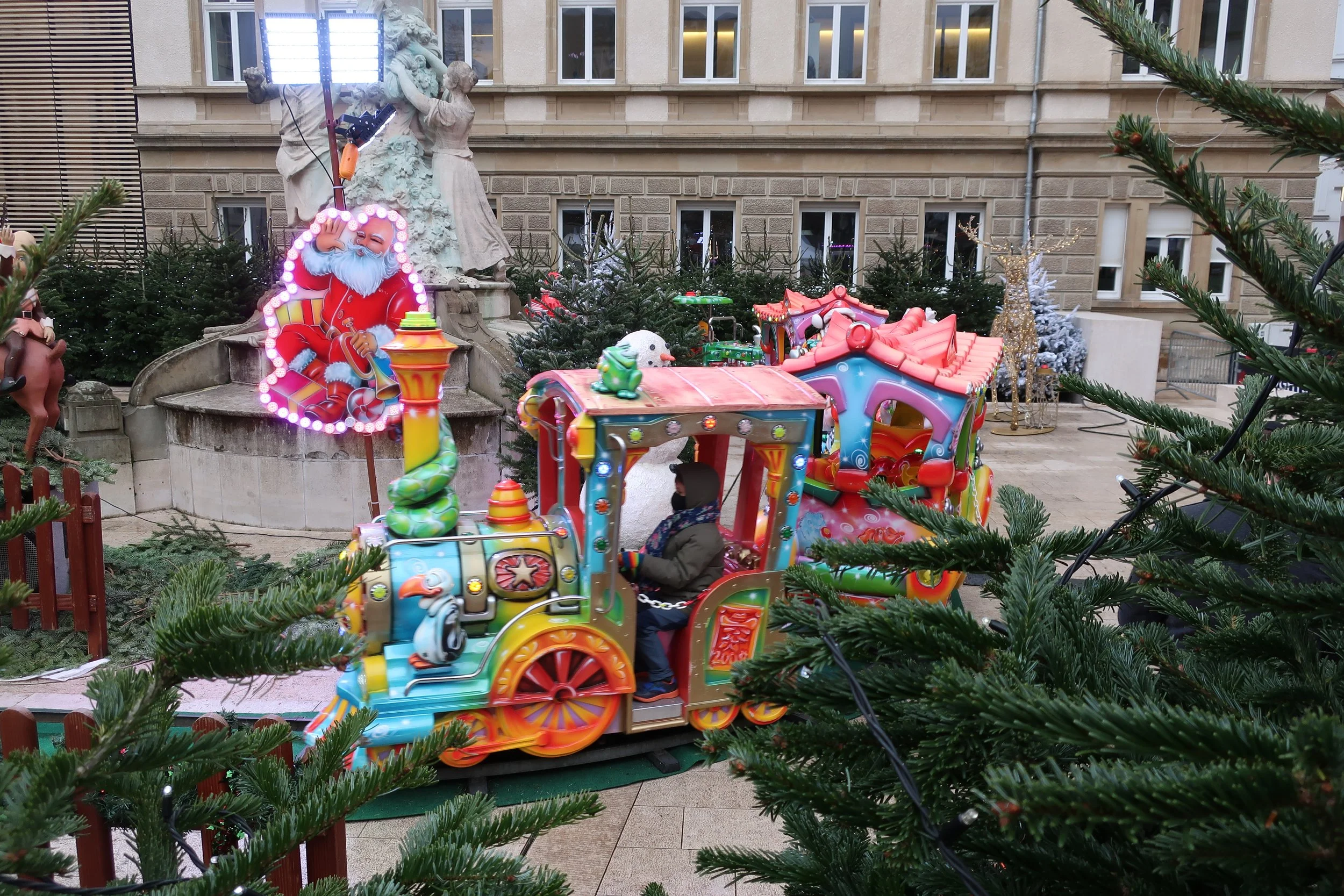  Luxembourg 2021--Place d' Armes--Holiday decorations and shops--Kid's train 