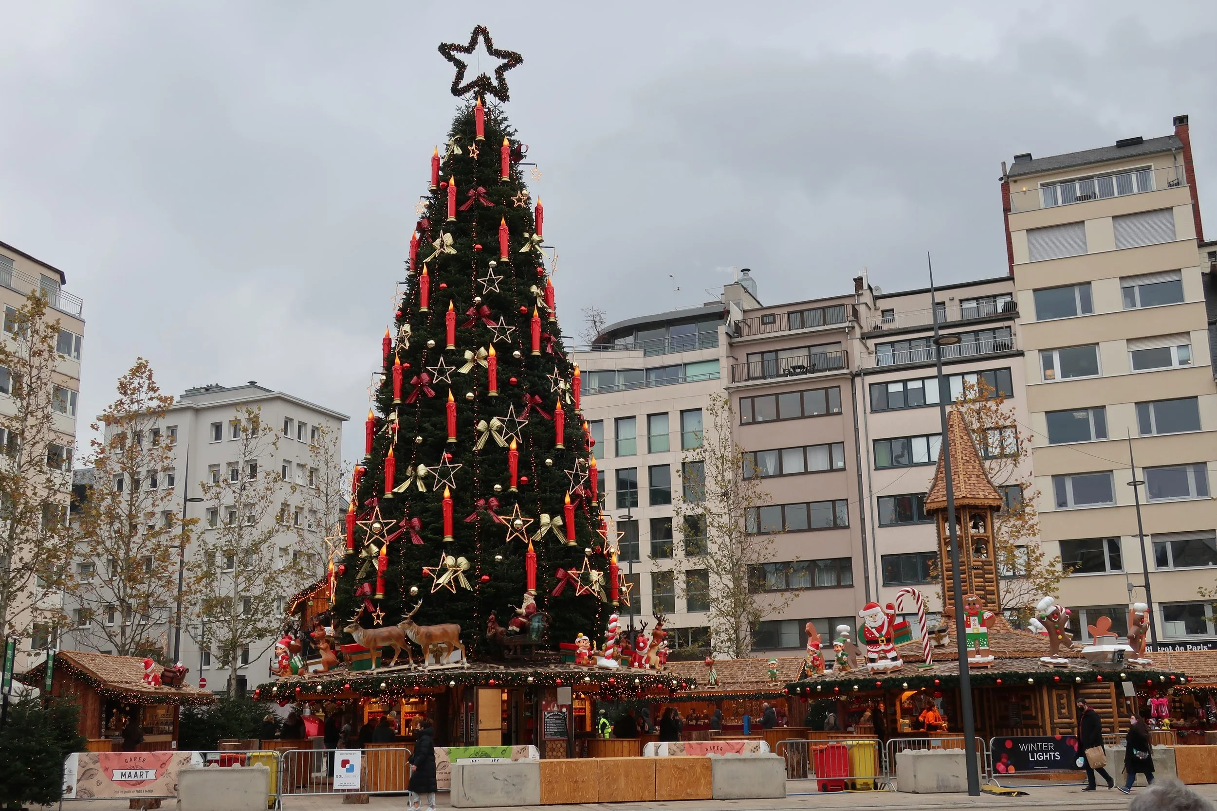  Luxembourg 2021--Place d' Paris--Holiday decorations, Tree and shops 