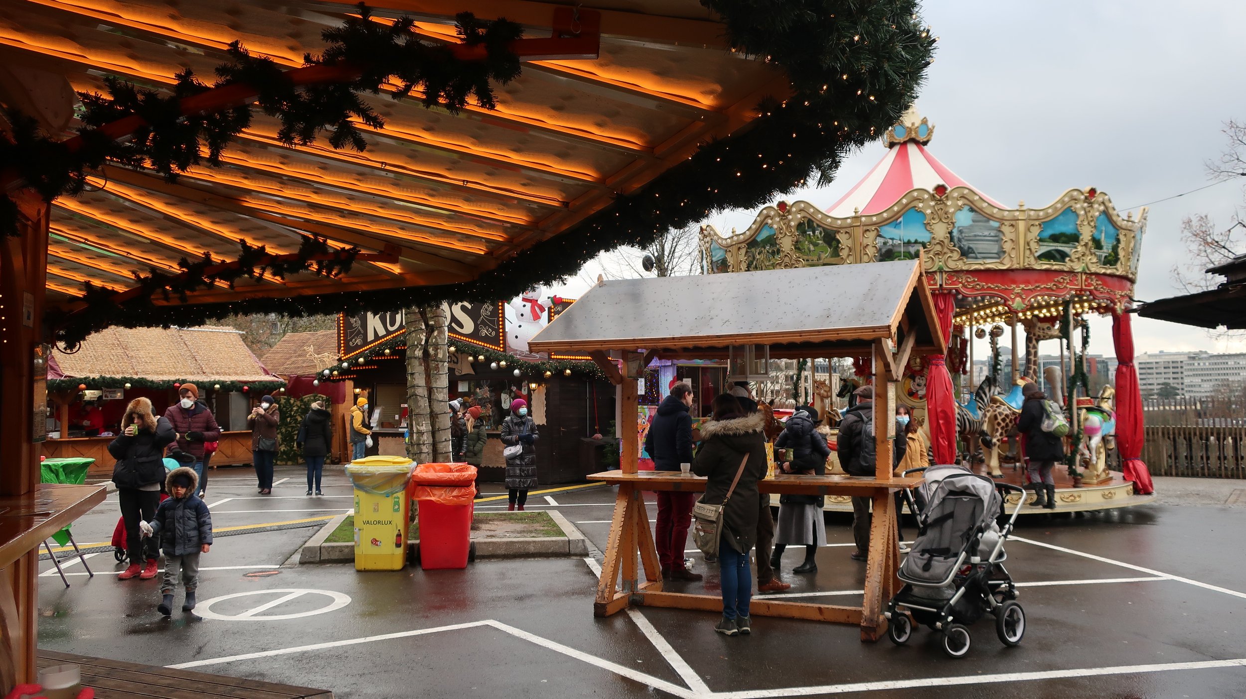  Luxembourg 2021--Place Gella Fra (Constitution)--Holiday decorations and shops 