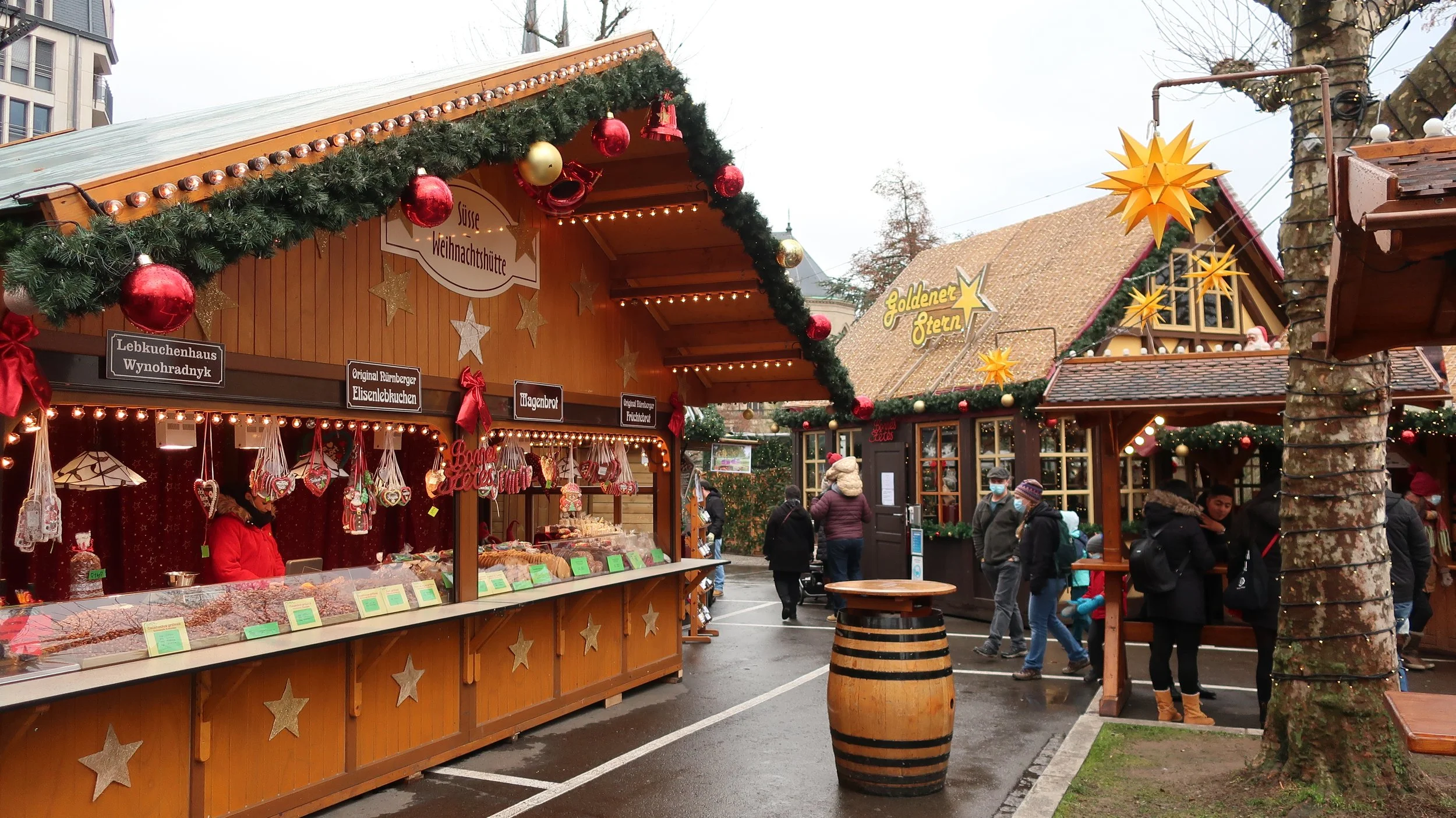  Luxembourg 2021--Place Gella Fra (Constitution)--Holiday decorations and shops 