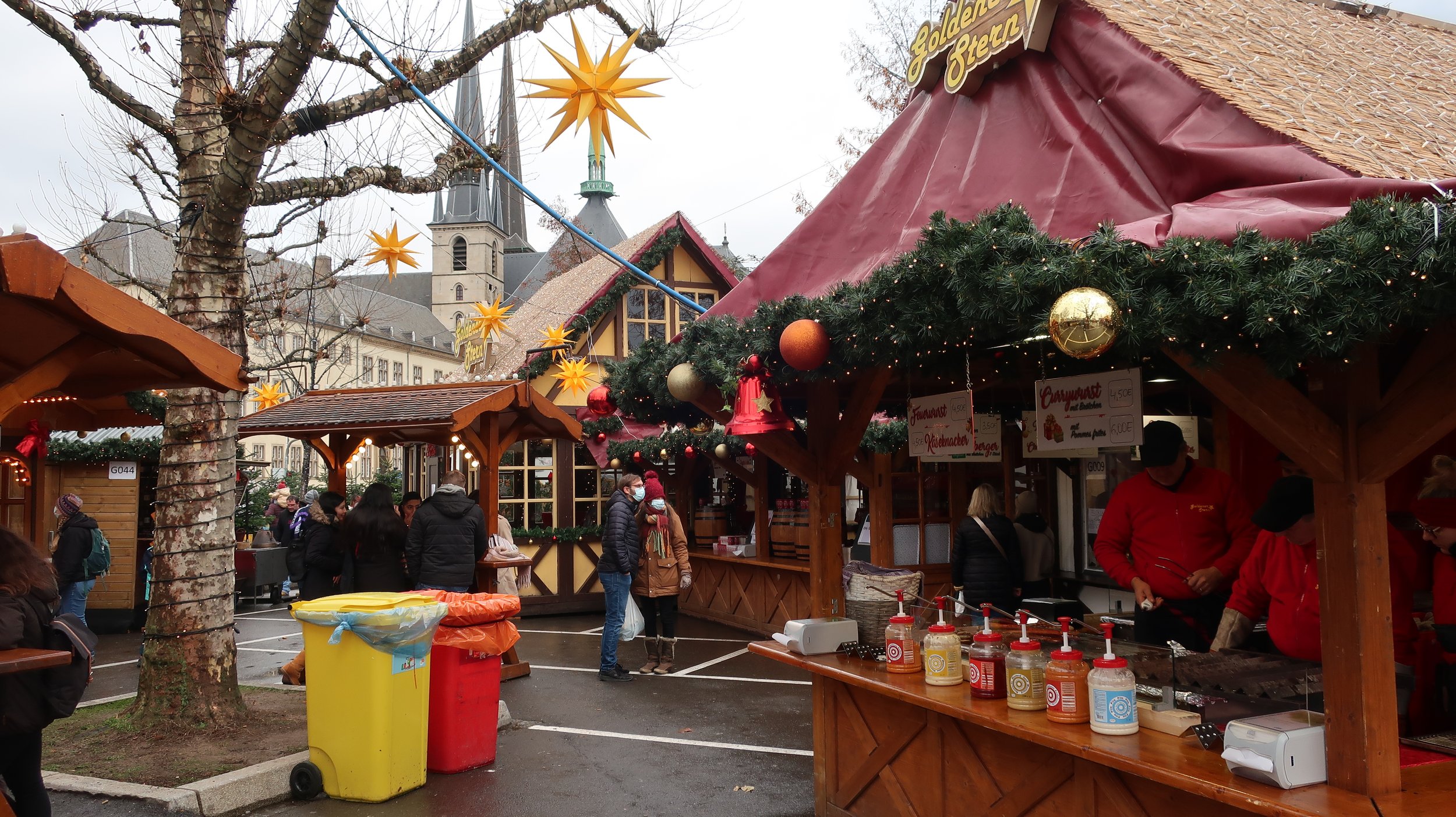  Luxembourg 2021--Place Gella Fra (Constitution)--Holiday decorations and shops 