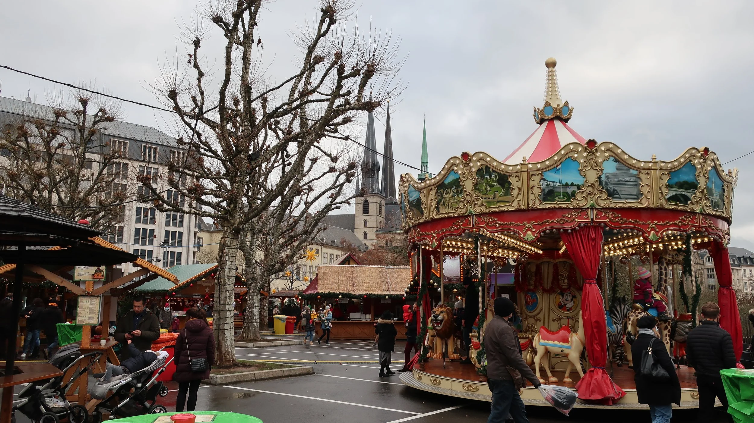  Luxembourg 2021--Place Gella Fra (Constitution)--Holiday decorations and shops--Carousel 