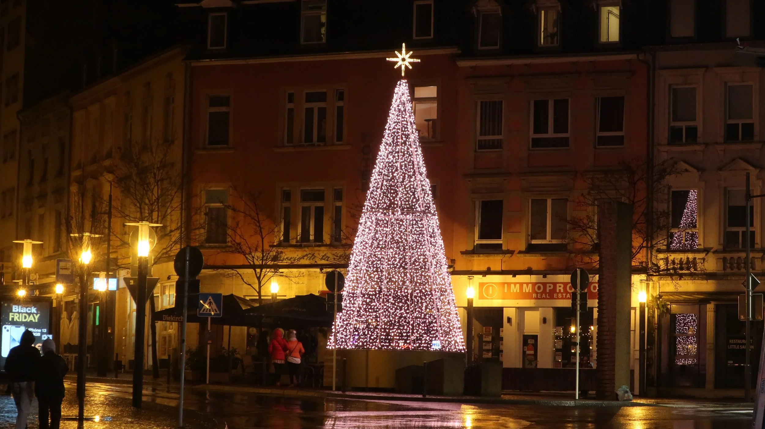  Luxembourg 2021--Place du Fort Wallis--Holiday Decorations--Tree 
